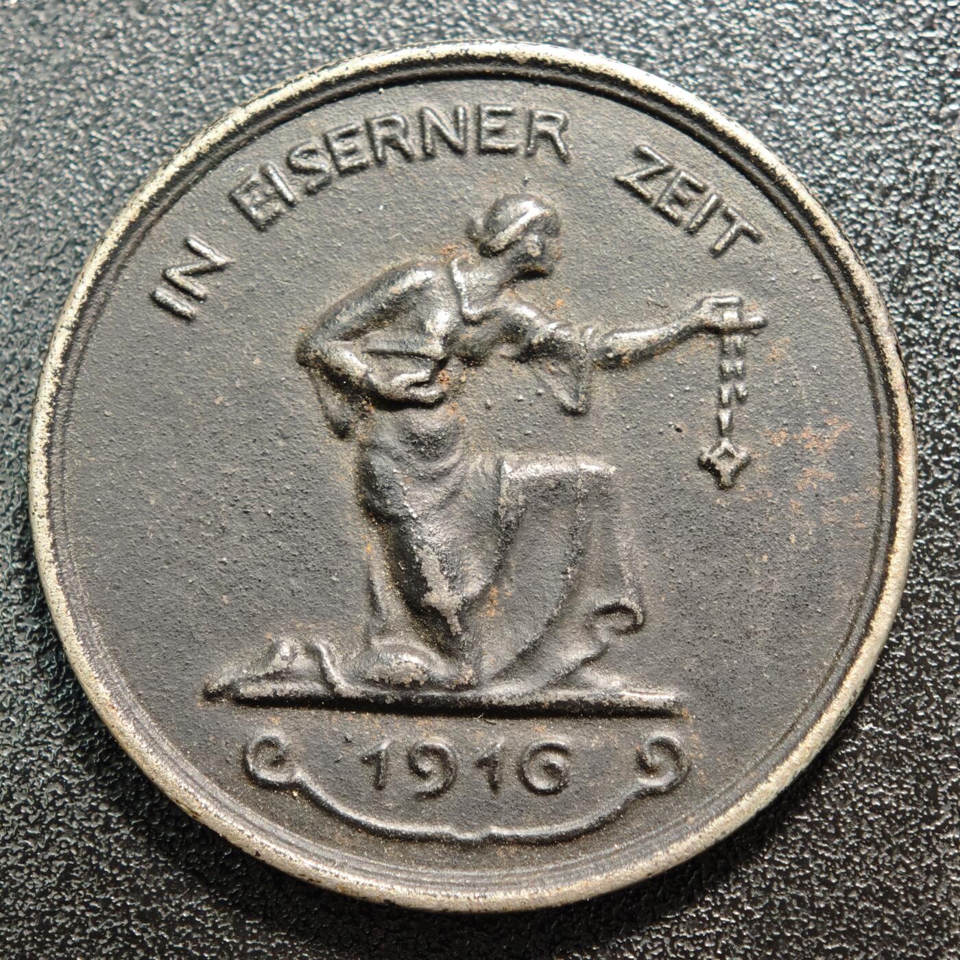 【德藏】世界币章拍卖第158期（拍品征集中~欢迎藏友联系） 1916年 德国一战动员“以金换铁”爱国捐献纪念铁章（也常称“Hosaeus纪念章”）这是一战时期德国政府为筹措战争资金推出的官方纪念物 经典品种 主图突出 直径约：41.5mm；重约：20.9g