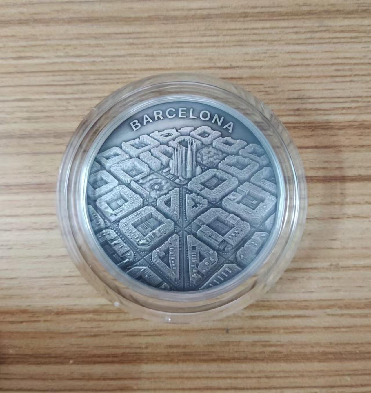 第185期拍卖 【龙头币,2盎司新无人机迷宫系列】喀麦隆2021年，无人机之下-巴萨罗那迷宫，2盎司加大(直径达50mm)、正反高深凹凸曲弧面穹顶形(半球面形),高浮雕仿古银币. 盒证全. 迷宫热门银币. 国外原售价316美元