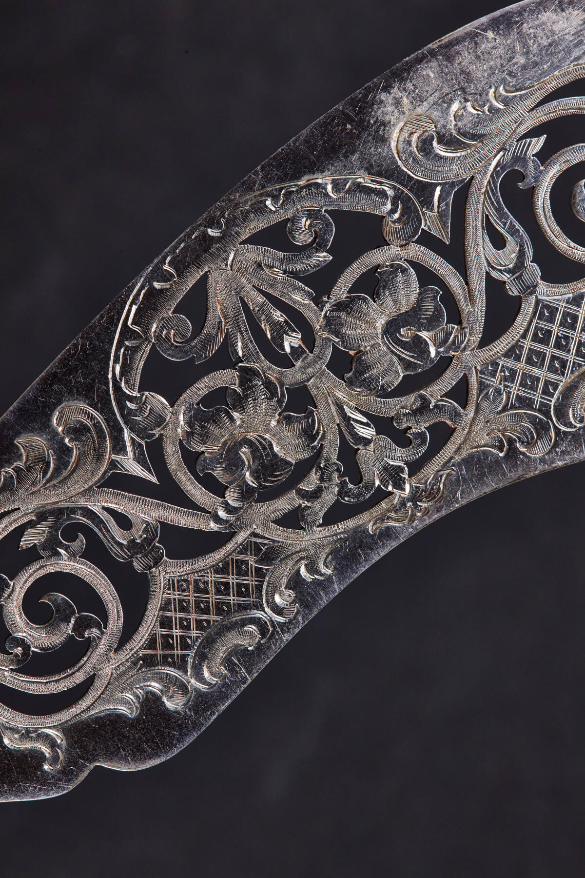 【俄甄集藏】2026年(046)01-07 星期三 晚 19:30 全场包邮 英国19世纪维多利亚时期白色珍贵材料镶嵌刻花古董纪念大型甜点餐刀、餐叉两支一套，原盒，刀长：355mm，宽：60mm；叉长：255mm，宽：50mm，总重量：309.1克