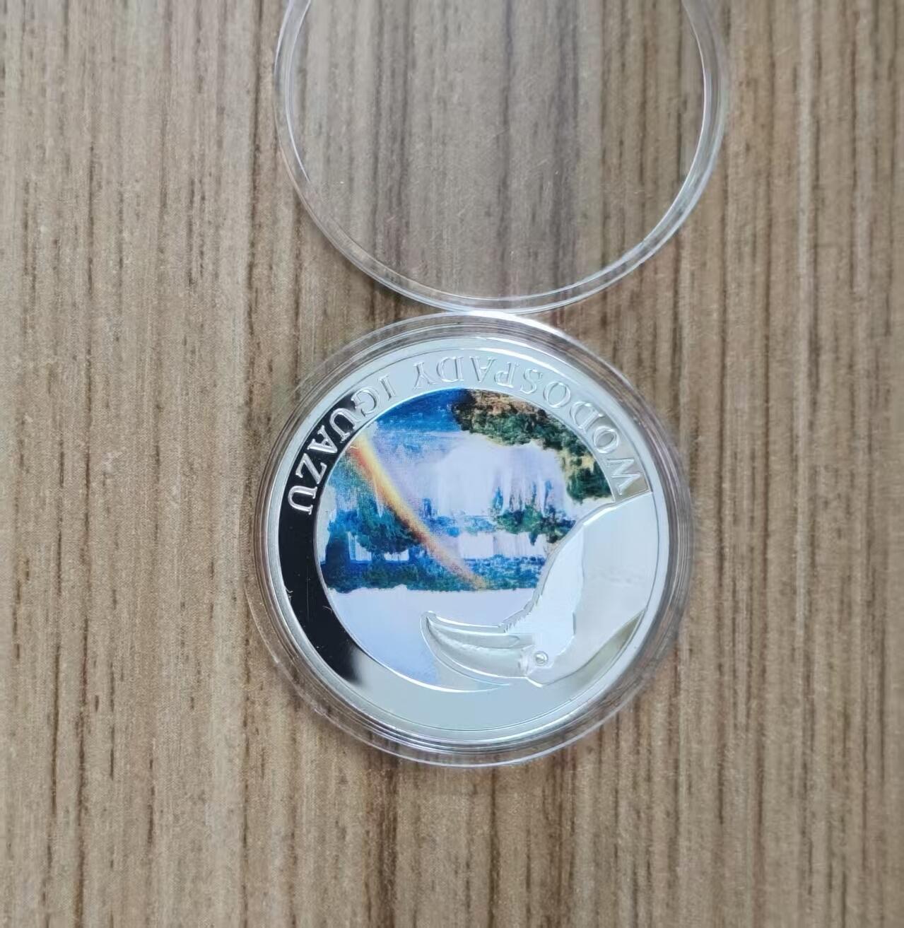 第185期拍卖 波兰造币厂2013年，自然奇观系列-伊瓜苏大瀑布(世界公认最美丽的瀑布)，波兰造币厂自然奇观系列彩色精制无面值银币. 带盒无证书. 10克,直径32mm,漂亮少见品.实物超级精美漂亮. 国外售价96美元