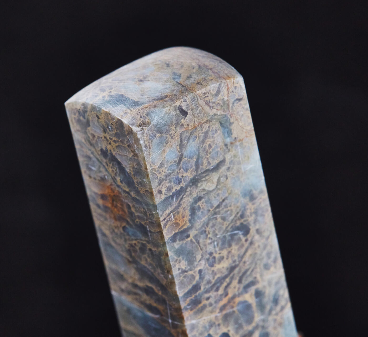 【俄甄集藏】2026年(046)01-07 星期三 晚 19:30 全场包邮 精美花坑石方料印章（产地中国四川），高：58mm，底座：19mm×19mm，重量：56.18克，花纹奇特，温润如玉