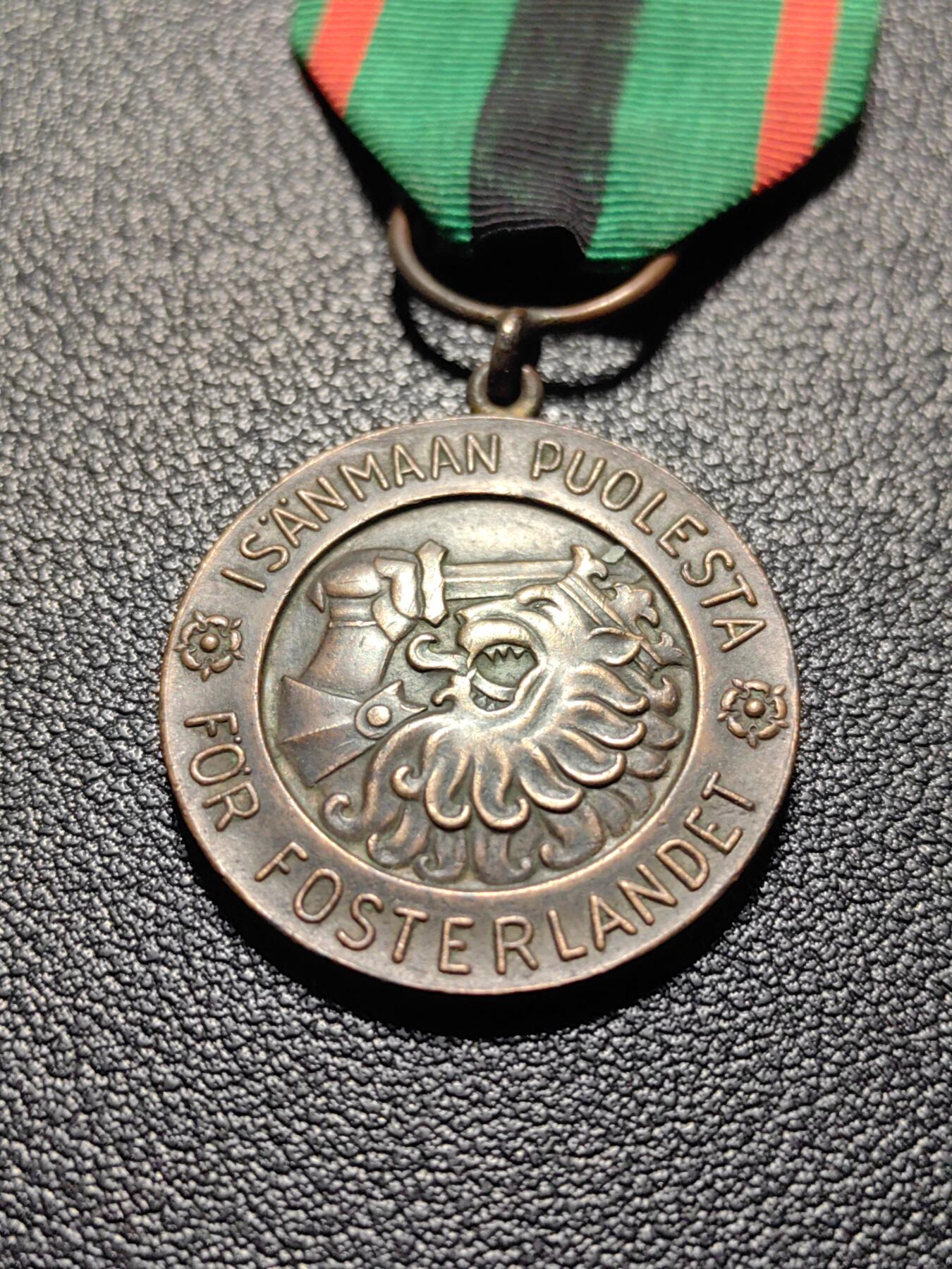 靖甫拍卖第十三场 芬兰二级自由功绩奖章（功绩奖铭文不同且绶带不同）