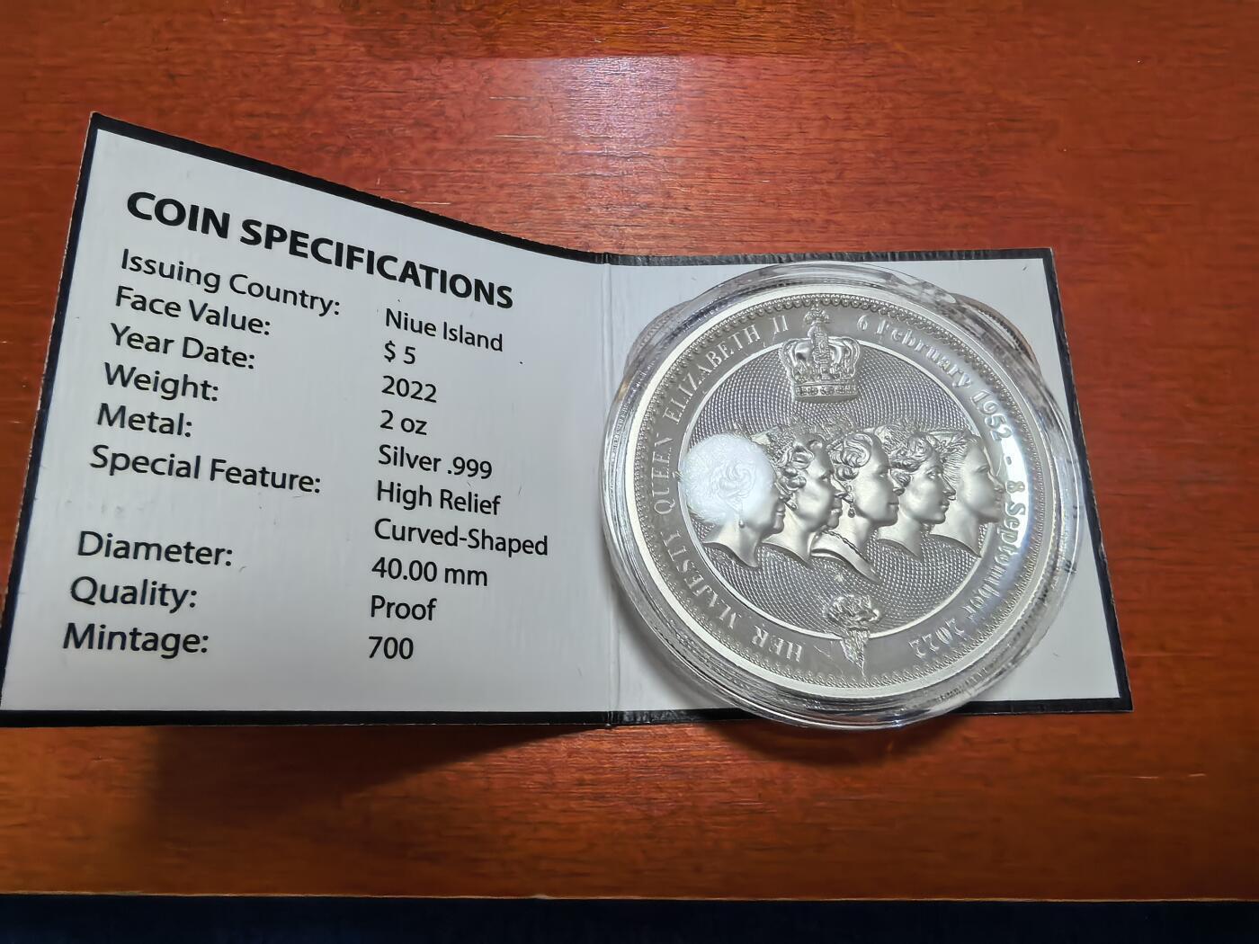 长老汇蛇年精选第八十三场拍卖 2022纽埃伊丽莎白二世逝世5元精制银币，2盎司999银，盒证全，钻石型盒子，打开带照射灯，700枚