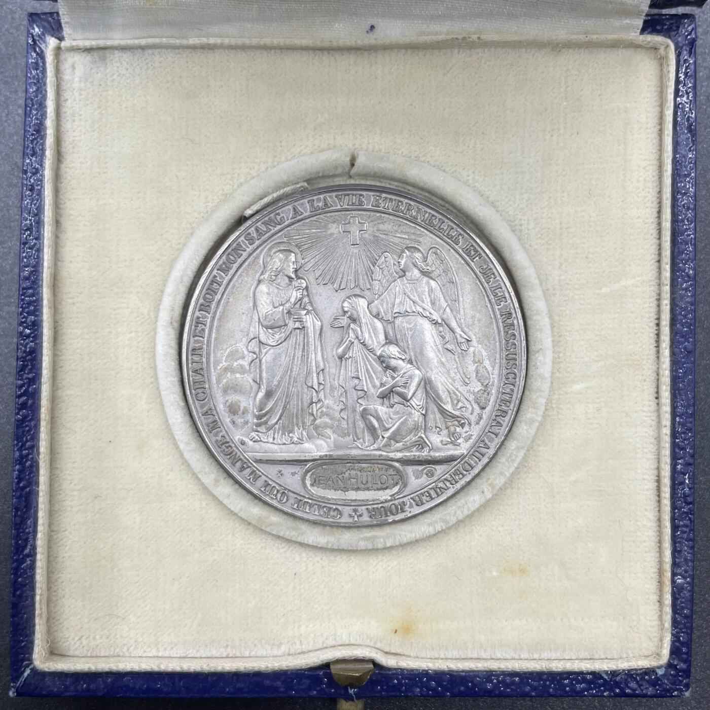「木头集藏」“冬至雅藏”——章牌精品专场！ 1901年法国基督教洗礼、坚振与圣餐仪式纪念原盒银章，直径：36.8 mm，21.2 g，边铭：丰饶角 ARGENT，品相很不错，烫金原盒正常使用，同款收藏佳品！正面法语：吃我肉、喝我血的人将拥有永生，在末日我要使他复活），出自《约翰福音》，是圣体圣事的核心经文，背面法语：我弃绝撒旦及其诡计与作为，并永远依附于耶稣基督。