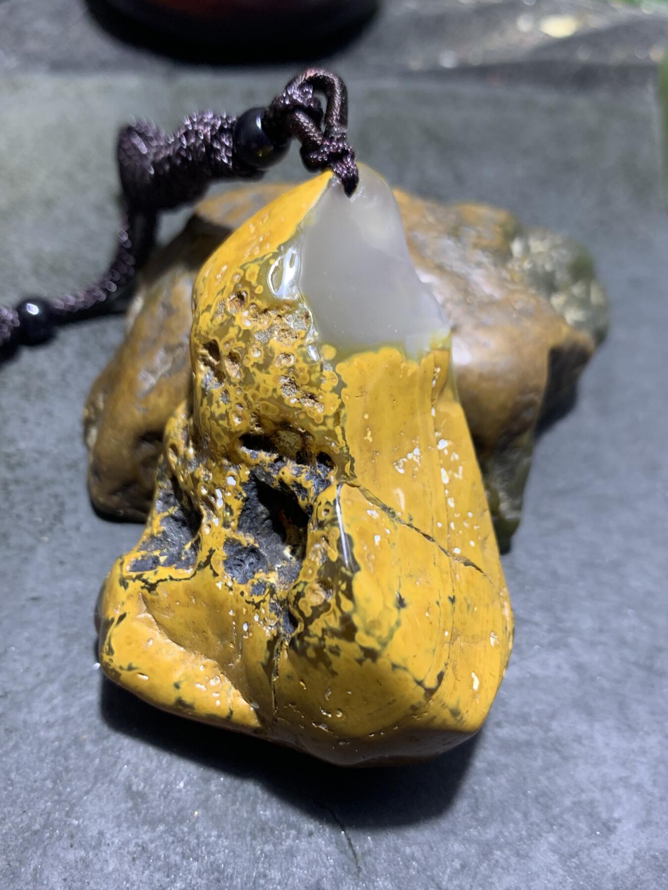 精美天然原皮马达加斯加玛瑙雕刻寿星吊坠(把件)一个，