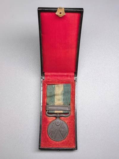 小驴勋章奖章收藏12月20日周六晚六点拍卖（珍爱和平，收藏战争，铭记历史，勿忘国耻，忠党爱国。有偿代拍，送拍规则在简介最后，参拍须阅读规则后再参拍，关系到运费包装发货时效真假辨别等关键信息，拍卖时不再发原图，看大图店主微信码在拍卖店铺介绍里） - 中日甲午战争日方从军记章带大漆原盒，铭记历史，勿忘国耻，珍爱和平，收藏战争，甲午战争是中国近代史的分水岭，1895年4月17日签订了《马关条约》，甲午战争的结果给中华民族带来空前严重的民族危机，大大加深了中国社会半殖民地化的程度