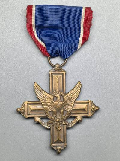 小驴勋章奖章收藏12月20日周六晚六点拍卖（珍爱和平，收藏战争，铭记历史，勿忘国耻，忠党爱国。有偿代拍，送拍规则在简介最后，参拍须阅读规则后再参拍，关系到运费包装发货时效真假辨别等关键信息，拍卖时不再发原图，看大图店主微信码在拍卖店铺介绍里） - 美国陆军杰出服务勋章（陆军第二高级别功勋），多授予将官，苏联崔可夫元帅美国李梅将军都获得过101空降师506空降团E连连长温特斯上尉也得过