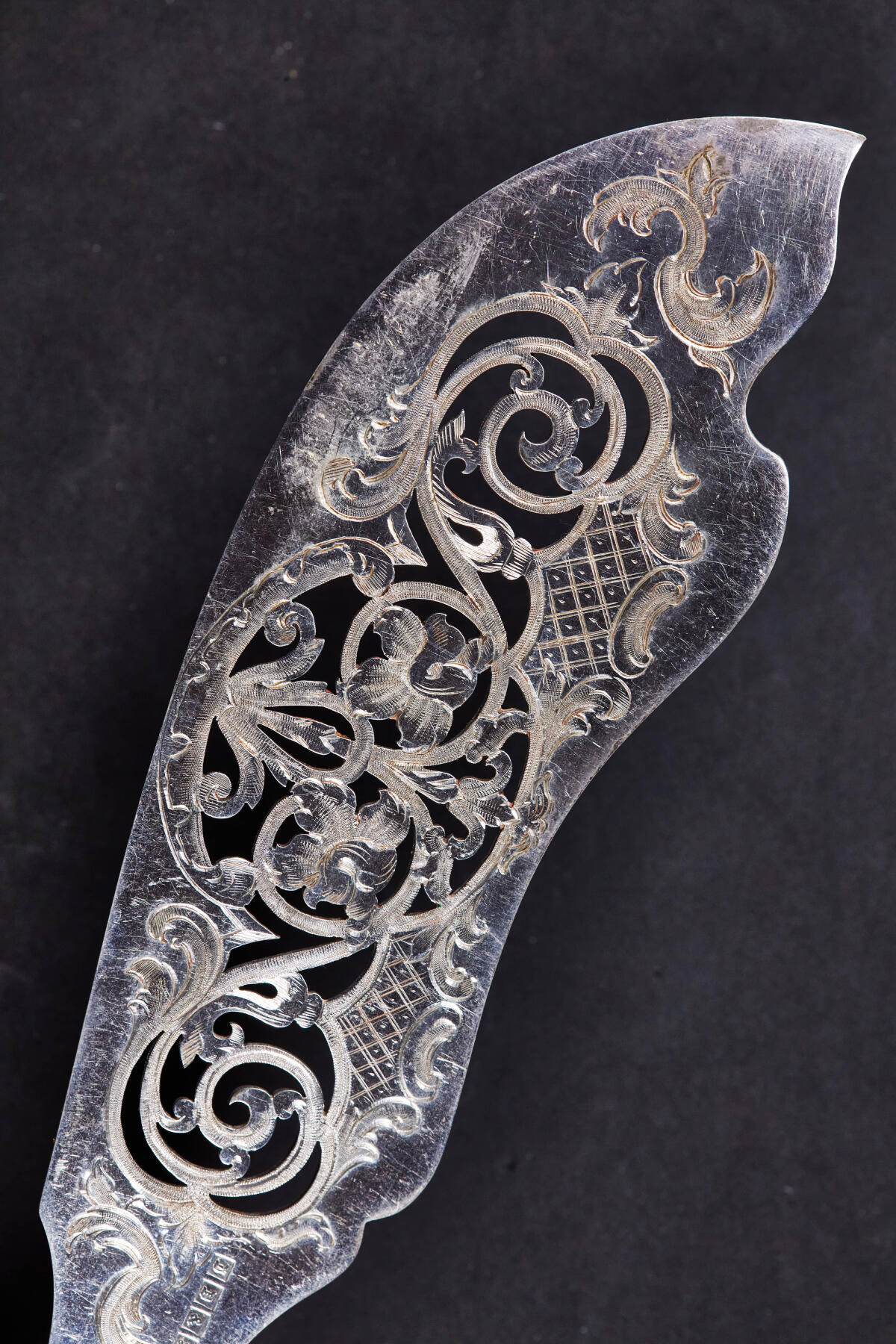 【俄甄集藏】2026年(046)01-07 星期三 晚 19:30 全场包邮 英国19世纪维多利亚时期白色珍贵材料镶嵌刻花古董纪念大型甜点餐刀、餐叉两支一套，原盒，刀长：355mm，宽：60mm；叉长：255mm，宽：50mm，总重量：309.1克