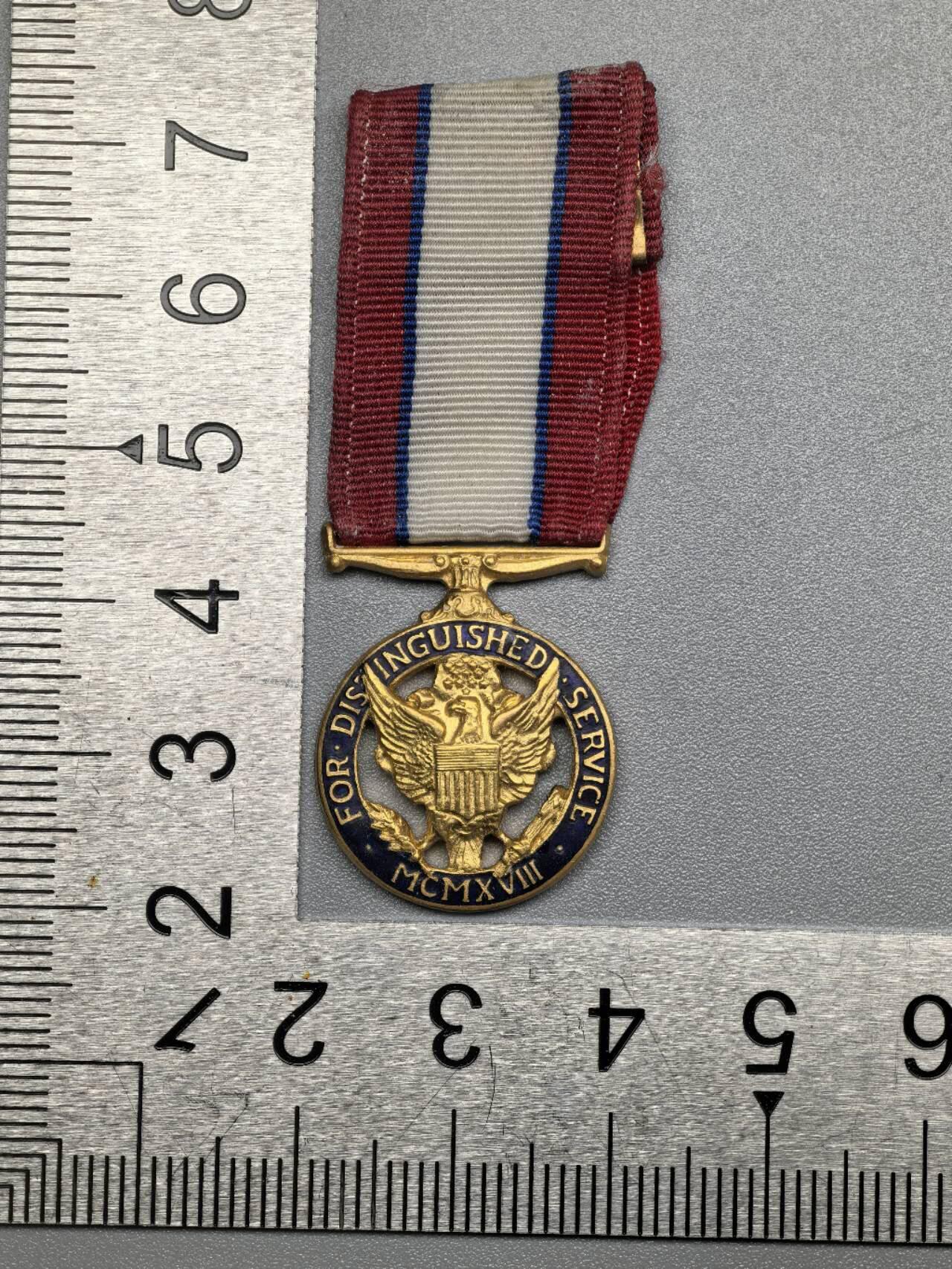 小驴勋章奖章收藏12月20日周六晚六点拍卖（珍爱和平，收藏战争，铭记历史，勿忘国耻，忠党爱国。有偿代拍，送拍规则在简介最后，参拍须阅读规则后再参拍，关系到运费包装发货时效真假辨别等关键信息，拍卖时不再发原图，看大图店主微信码在拍卖店铺介绍里）