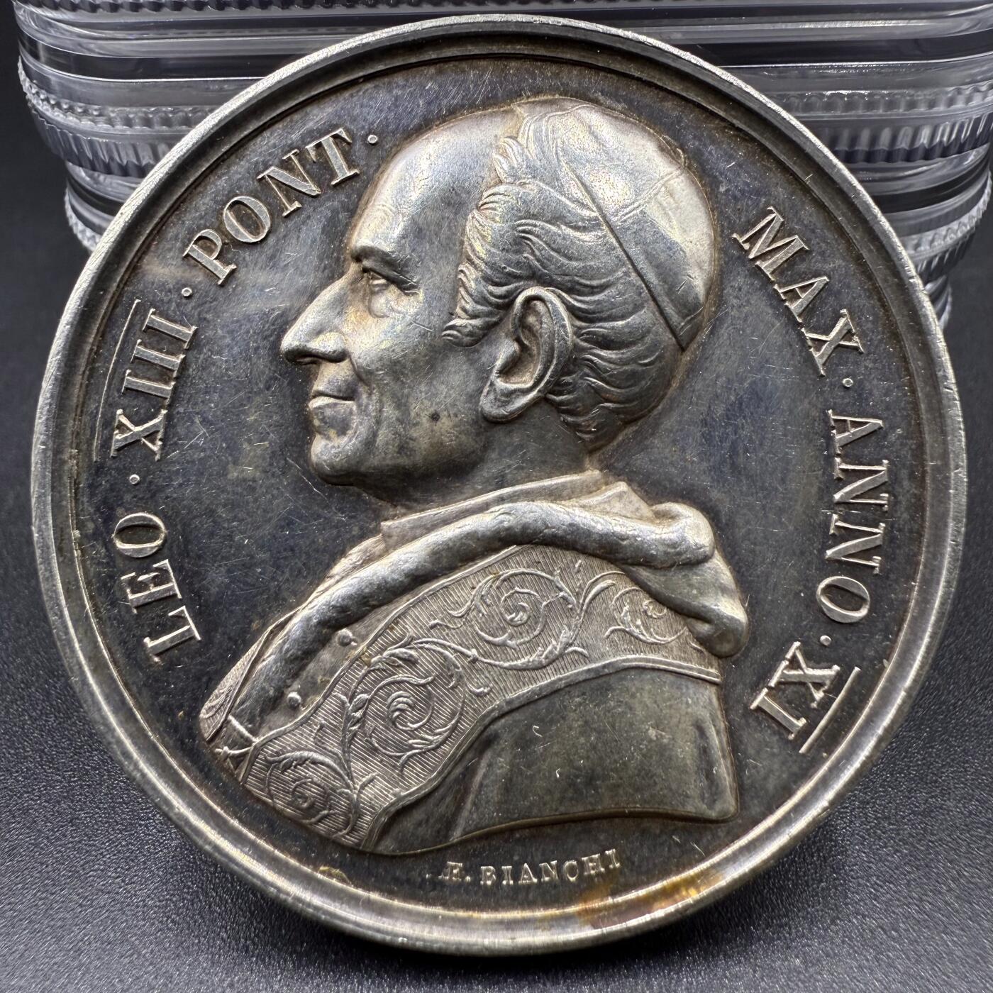 「木头集藏」“冬至雅藏”——章牌精品专场！ 1888年梵蒂冈教皇利奥十三世担任神职五十周年纪念银章，直径：43.5mm，35.7 g，少见教皇银章，高浮雕刻画，细节丰富，品相不错！1837年任神父。1843年，作为教皇格列高列十六世的全权代表，总领主教衔派驻布鲁塞尔，对欧洲的工业化和议会制度有所了解。1846年在佩鲁贾教区任主教。1853年任枢机主教，1877年前往教廷，任事务长，开放梵蒂冈珍藏，鼓励研究圣经。1878年2月任教皇。