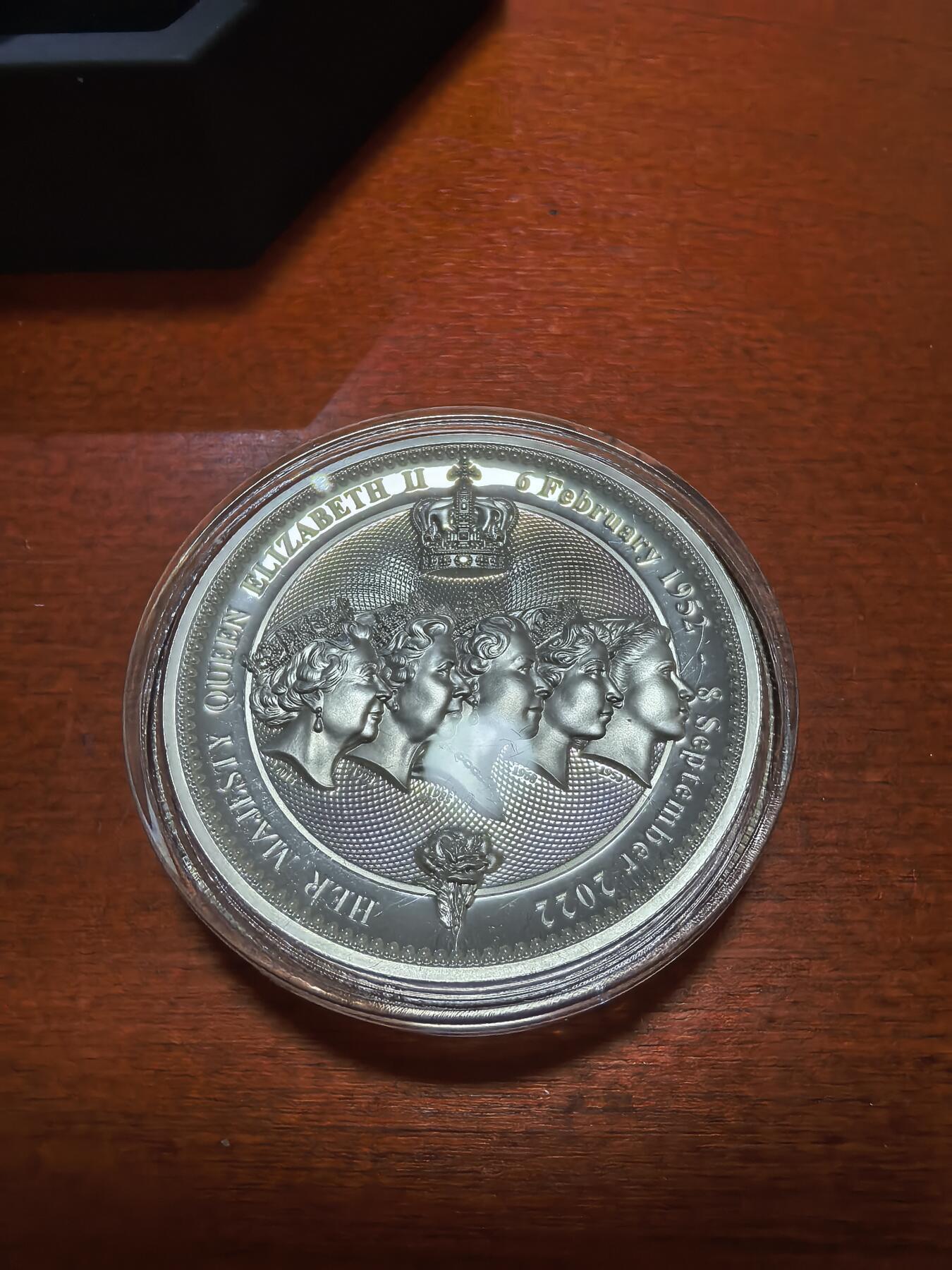 长老汇蛇年精选第八十三场拍卖 2022纽埃伊丽莎白二世逝世5元精制银币，2盎司999银，盒证全，钻石型盒子，打开带照射灯，700枚