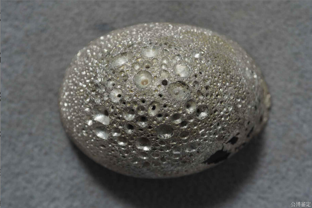 博洋堂世界钱币拍卖第153期（全场包邮） 公博总部严评MS62+，清代贵州二两银锭，重72.6克。贵州地区窖藏，完全未流通品相，锭形规整，通面细丝纹，成色极佳。宝面原光满溢，银色洁白润泽。底部蜂窝晶莹亮丽，气孔圆润饱满，金珠挂底。不可多得的收藏佳品。