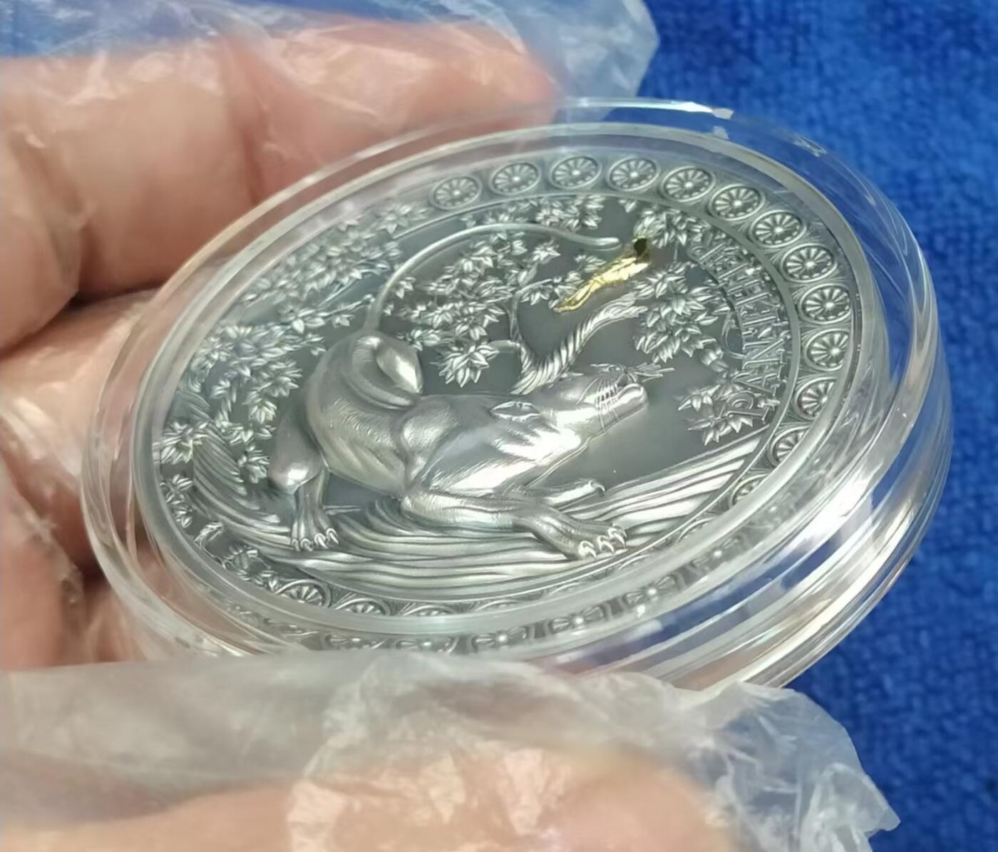 第185期拍卖 【龙头币】加纳2022，狂野杀手(1)-黑豹猎鸟，50克加大(直径达50mm)超高浮雕,仿古镀金银币. 盒证全. 龙头币 (狂野系列第一枚)，该系列即将发行第三枚. 实物图案超漂亮、立体. 新热门，国外售价348美元