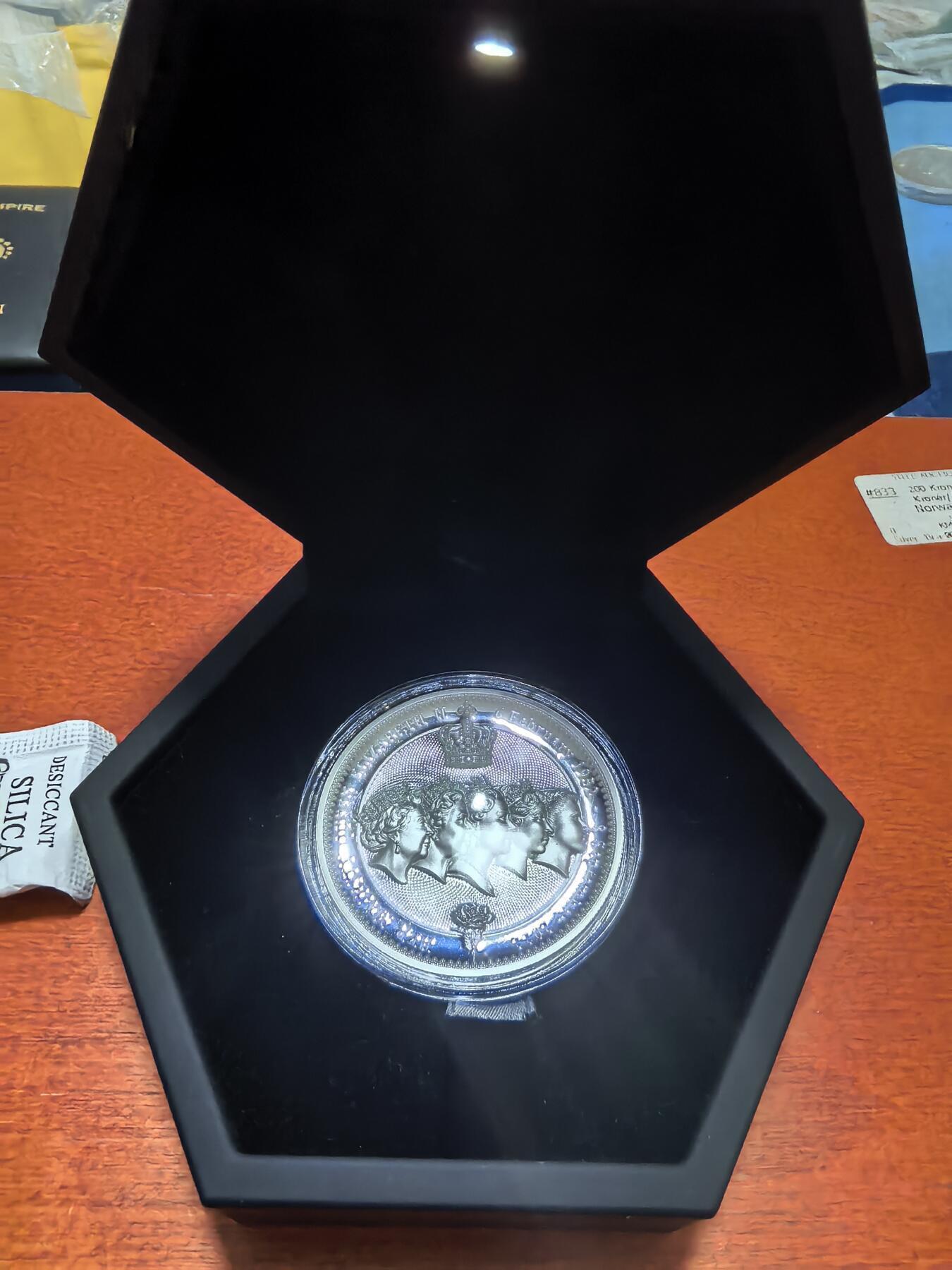 长老汇蛇年精选第八十三场拍卖 2022纽埃伊丽莎白二世逝世5元精制银币，2盎司999银，盒证全，钻石型盒子，打开带照射灯，700枚