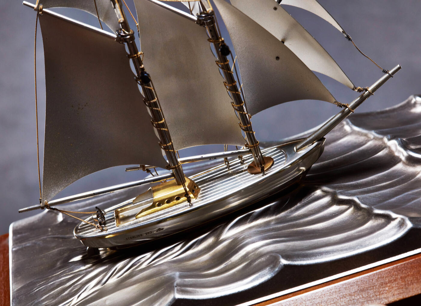 【俄甄集藏】2026年(046)01-07 星期三 晚 19:30 全场包邮 日本1950年代古董精工纯银帆船摆件，高：45mm，长：170mm，宽：45mm，底座：275mm×170mm，船身为96%银质，底板为铜质镀银，纯银部分总重量：119.3克，克重不包含木质底座，镀银底版