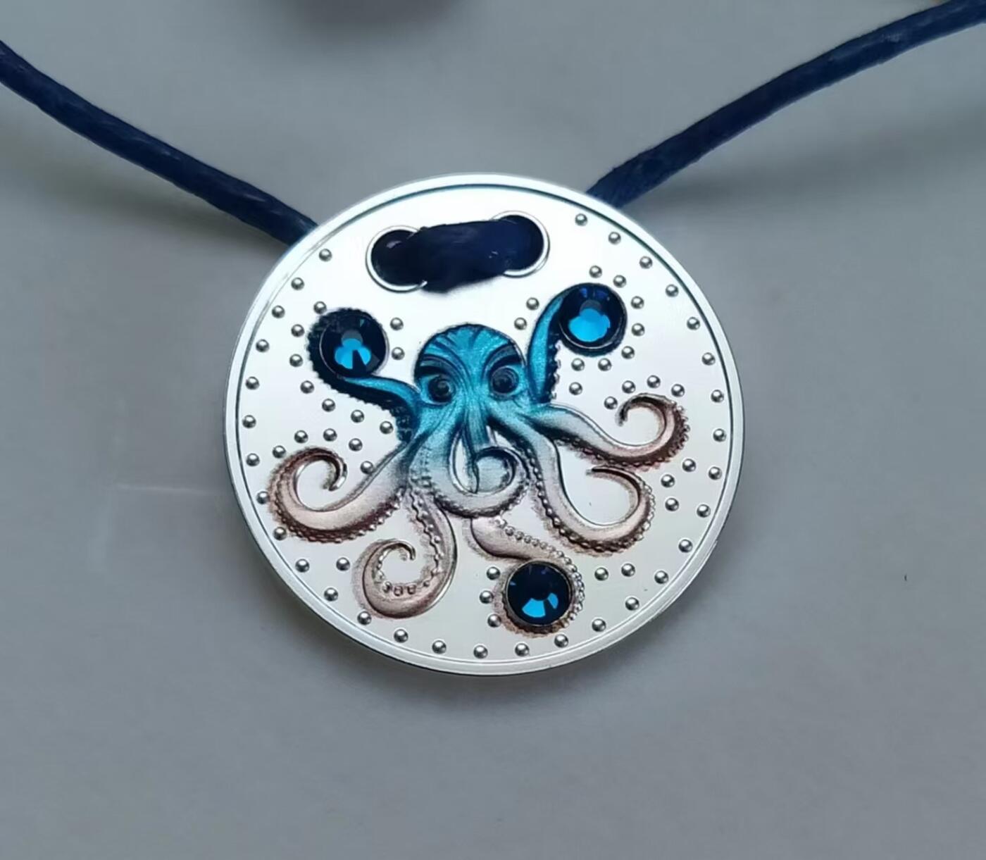 第185期拍卖 喀麦隆2022年，“章鱼”-美丽护身符. 镶嵌3枚大颗粒“卡普里蓝”宝石、项链吊坠、彩金色彩色，珠宝级精制银币. 盒证全. 超高颜值，美好时尚寓意. 国外售价145美元