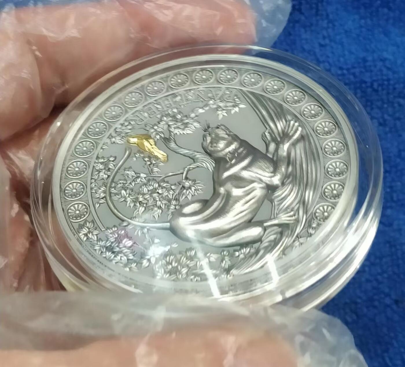 第185期拍卖 【龙头币】加纳2022，狂野杀手(1)-黑豹猎鸟，50克加大(直径达50mm)超高浮雕,仿古镀金银币. 盒证全. 龙头币 (狂野系列第一枚)，该系列即将发行第三枚. 实物图案超漂亮、立体. 新热门，国外售价348美元