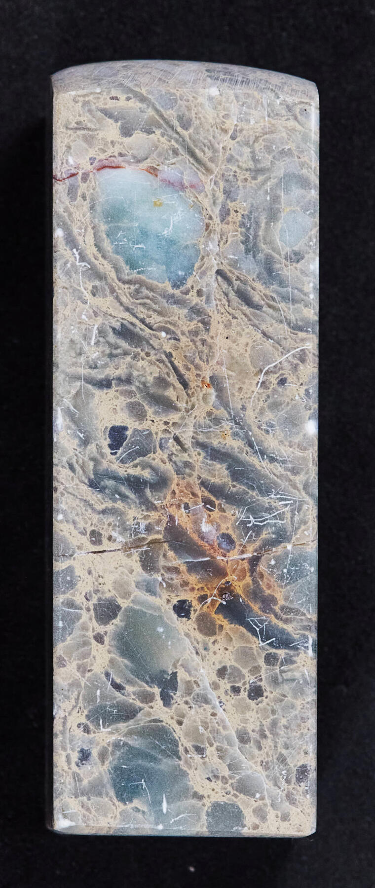 【俄甄集藏】2026年(046)01-07 星期三 晚 19:30 全场包邮 精美花坑石方料印章（产地中国四川），高：58mm，底座：19mm×19mm，重量：56.18克，花纹奇特，温润如玉