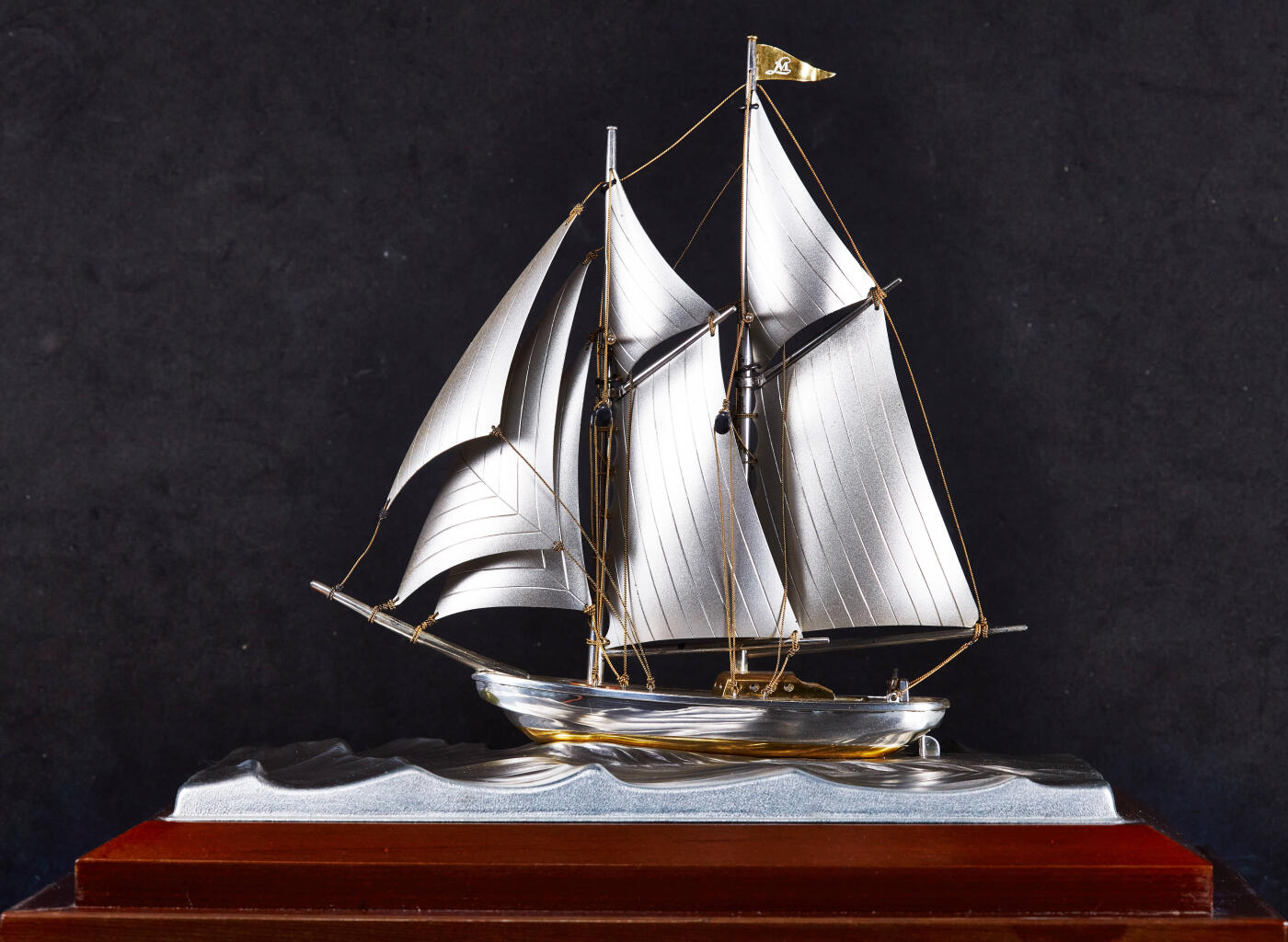 【俄甄集藏】2026年(046)01-07 星期三 晚 19:30 全场包邮 日本1950年代古董精工纯银帆船摆件，高：45mm，长：170mm，宽：45mm，底座：275mm×170mm，船身为96%银质，底板为铜质镀银，纯银部分总重量：119.3克，克重不包含木质底座，镀银底版
