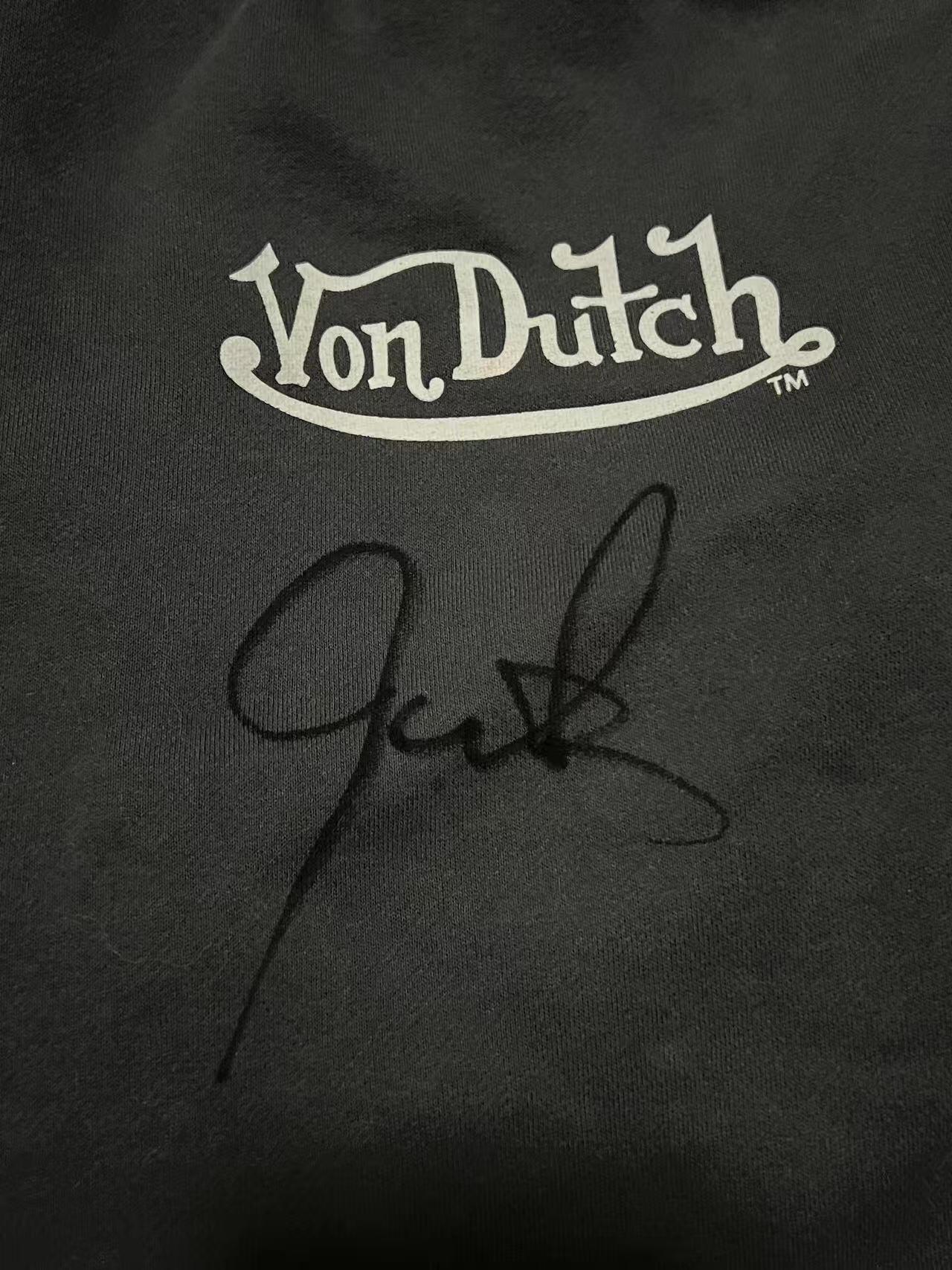 零元拍：这是谁的青春？！“贾老板”贾斯汀·汀布莱克（Justin Timberlake）亲签亲穿2024年巡演舞台穿着的‌美国潮流品牌Von Dutch（凡达驰）肯尼斯·霍华德大师系列卫裤。（拍品为演艺公司纪念收藏品，入关前已经过专业消毒处理，回国也进行了次氯酸和紫外线杀菌，尽管放心收藏）