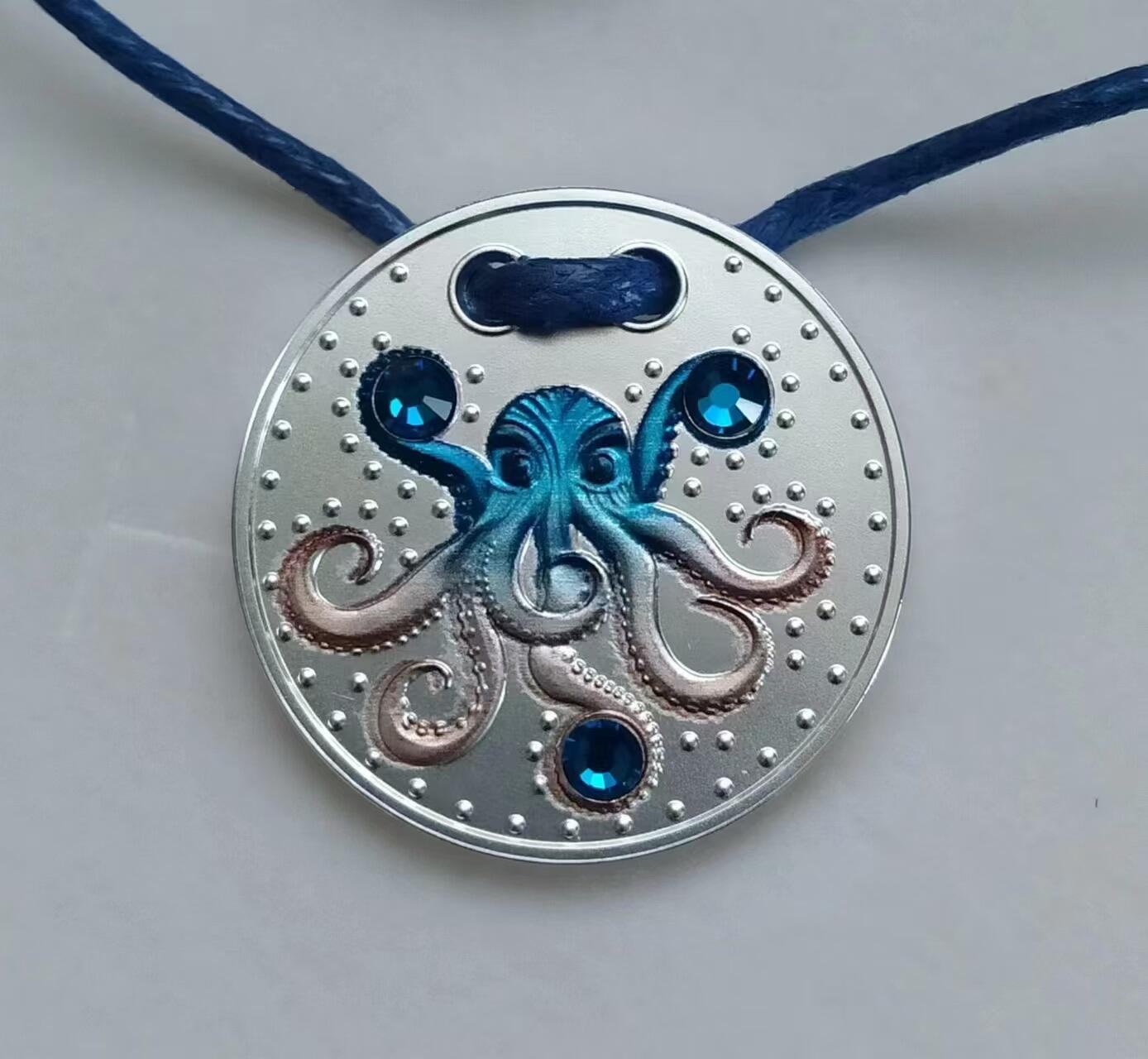 第185期拍卖 喀麦隆2022年，“章鱼”-美丽护身符. 镶嵌3枚大颗粒“卡普里蓝”宝石、项链吊坠、彩金色彩色，珠宝级精制银币. 盒证全. 超高颜值，美好时尚寓意. 国外售价145美元