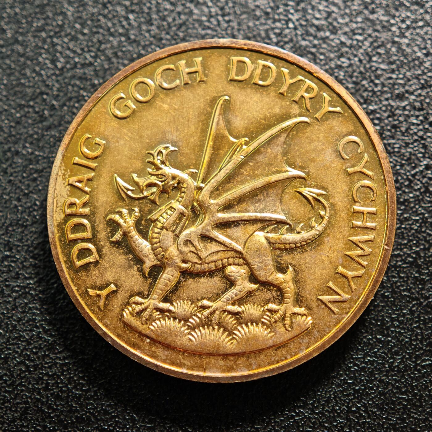 【德藏】世界币章拍卖第158期（拍品征集中~欢迎藏友联系） 1969年 英国查尔斯王子威尔士亲王授勋纪念铜章 是为纪念查尔斯在威尔士卡那封城堡受封威尔士亲王而发行的官方纪念章 直径约：31.8mm；重约：26.1g