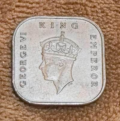 外国优质老铜币高银银币，周六九点倒数截拍，满百包邮，持续收拍 - 极美品英属马来亚1943 年壹分，正面为乔治六世侧面像，环绕 “GEORGE VI KING EMPEROR”，彰显殖民统治象征；背面铸 “COMMISSIONERS OF CURRENCY MALAYA 1 CENT 1943” ，方形币面设计独特。它见证英殖民马来亚历史，是二战时期货币，对研究东南亚殖民史、货币文化意义重大，承载特殊时代记忆 。