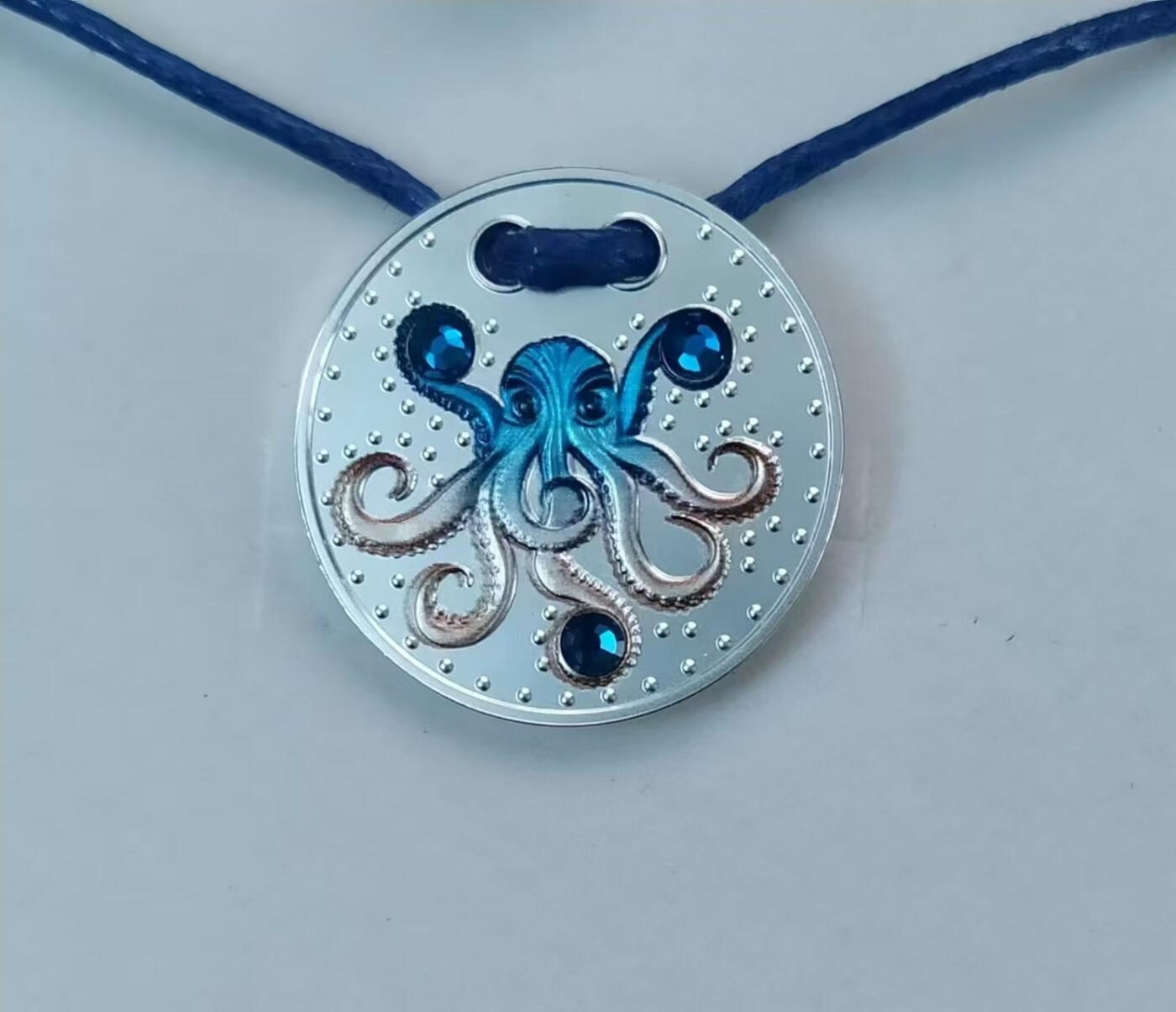 第185期拍卖 喀麦隆2022年，“章鱼”-美丽护身符. 镶嵌3枚大颗粒“卡普里蓝”宝石、项链吊坠、彩金色彩色，珠宝级精制银币. 盒证全. 超高颜值，美好时尚寓意. 国外售价145美元
