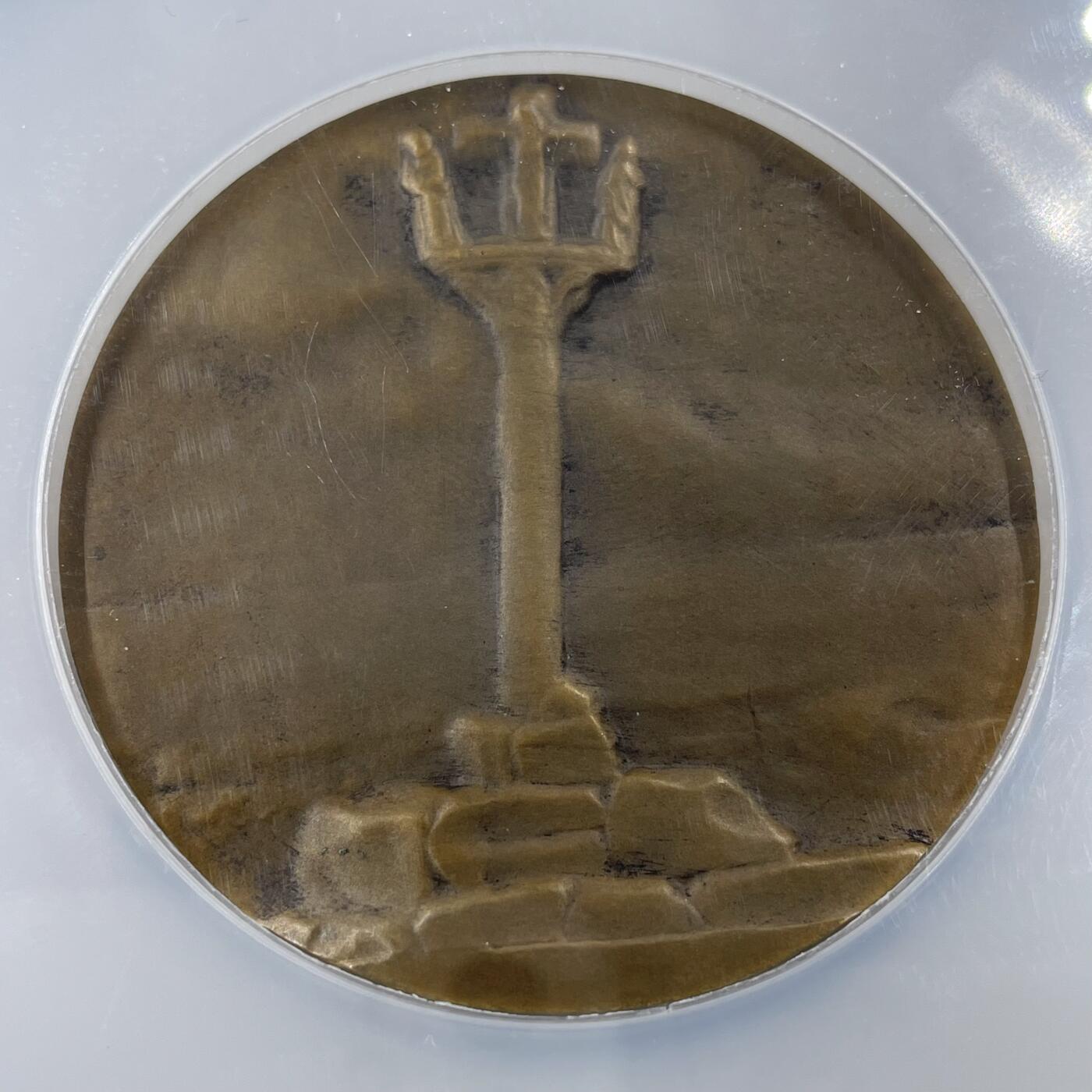 「木头集藏」“冬至雅藏”——章牌精品专场！ CH. Dufresne～法国SAMF协会17号作品铜章“布列塔尼” MS 64 BN，法兰西章牌之友协会（SAMF）1902年发行，直径：55mm，铜章发行量仅136枚，边铭：丰饶角+BRONZE+火蝾螈+限量编号164。正面是一位身着布列塔尼传统服饰的女性，背面是布列塔尼传统样式的十字架。  SAMF协会章是法国新艺术章牌最杰出的代表，历来受到章牌收藏者的追捧。