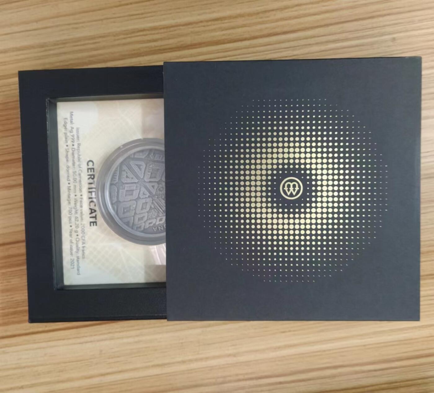 第185期拍卖 【龙头币,2盎司新无人机迷宫系列】喀麦隆2021年，无人机之下-巴萨罗那迷宫，2盎司加大(直径达50mm)、正反高深凹凸曲弧面穹顶形(半球面形),高浮雕仿古银币. 盒证全. 迷宫热门银币. 国外原售价316美元