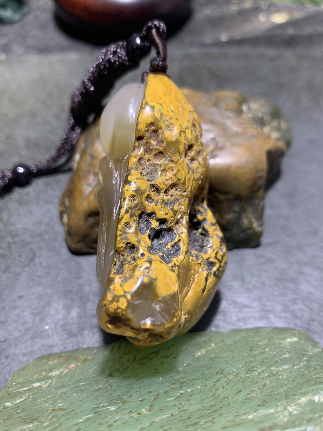 精美天然原皮马达加斯加玛瑙雕刻寿星吊坠(把件)一个，