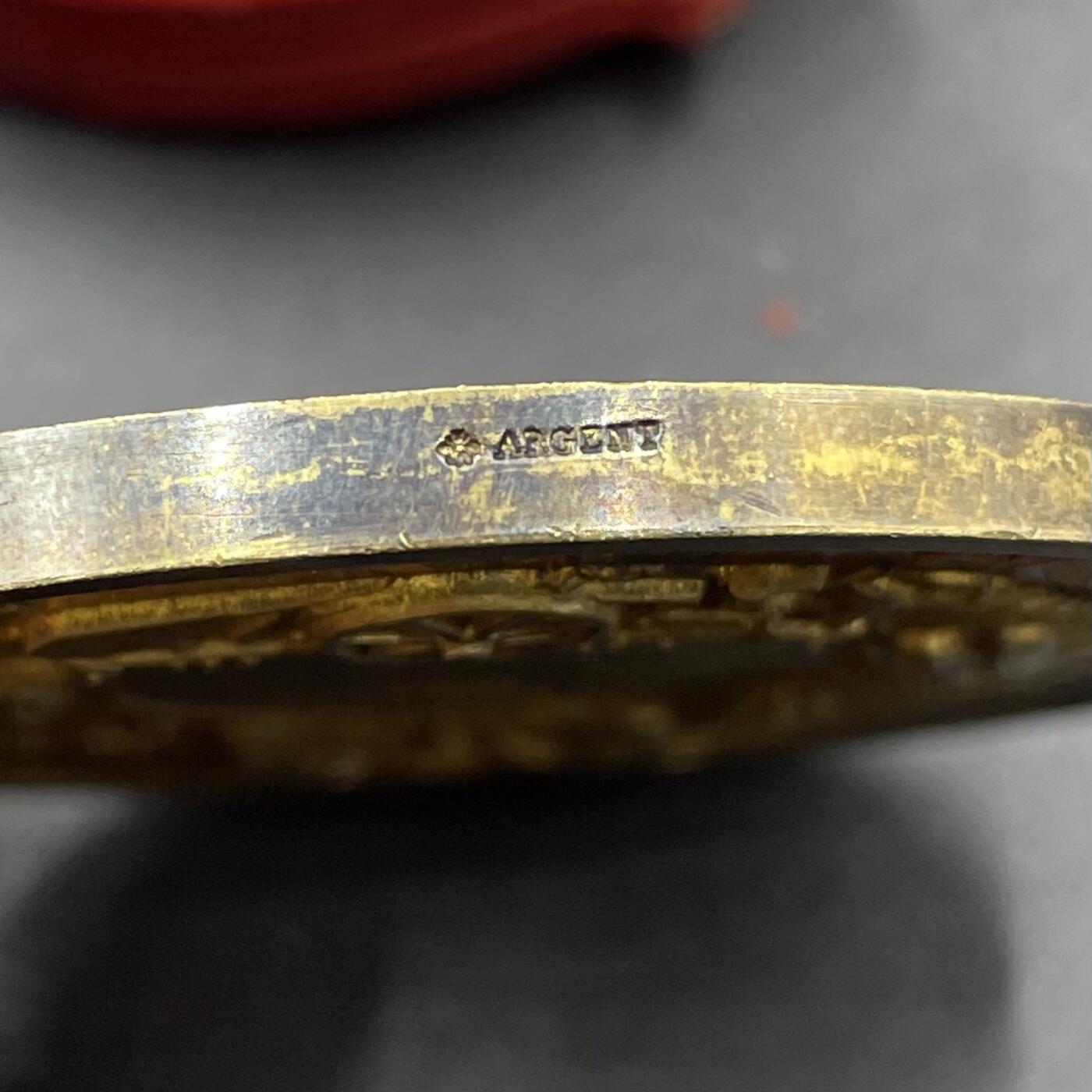 「木头集藏」“冬至雅藏”——章牌精品专场！ A.MERLEY.F～1868年法国马恩河畔沙隆地区农业、园艺与葡萄种植博览会原盒镀金大银章，直径：57.2 mm，88.2 g，边铭：蜜蜂 ARGENT，品相很不错，原盒正常扣合（打开略吃力），章面装饰有牛、马、羊等牲畜头雕，搭配葡萄藤、麦穗等农业元素，还有犁、车轮等农具图案，正中刻有“HORTICULTURE”（园艺），直观体现博览会聚焦农业、园艺与葡萄种植的主题。