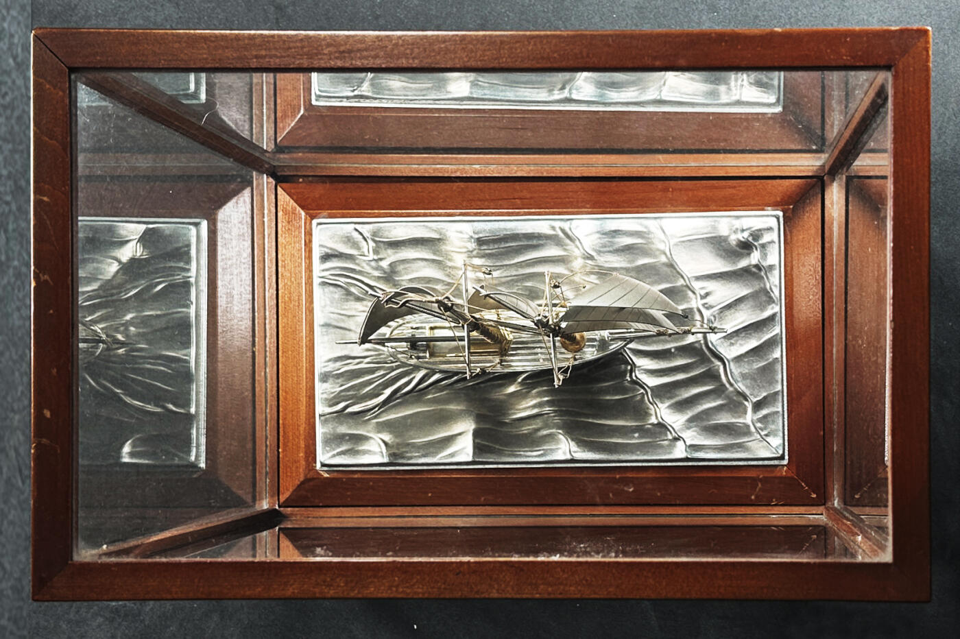 【俄甄集藏】2026年(046)01-07 星期三 晚 19:30 全场包邮 日本1950年代古董精工纯银帆船摆件，高：45mm，长：170mm，宽：45mm，底座：275mm×170mm，船身为96%银质，底板为铜质镀银，纯银部分总重量：119.3克，克重不包含木质底座，镀银底版