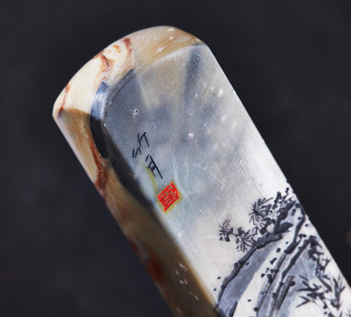 【俄甄集藏】2026年(046)01-07 星期三 晚 19:30 全场包邮 精美昌化石微雕山水印章（产地中国浙江），高：110mm，底座：27mm×27mm，重量：210.45克，色彩斑斓，俏色巧雕，难得