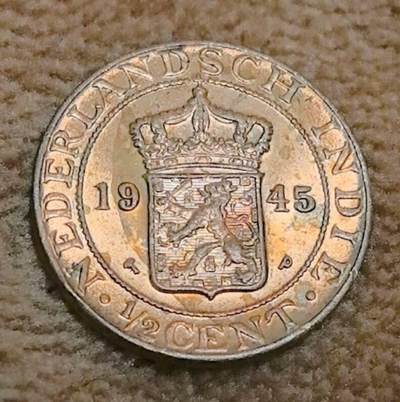 外国优质老铜币高银银币，周六九点倒数截拍，满百包邮，持续收拍 - 极美带原光荷属东印度1945年（今印度尼西亚）1/2 分硬币。正面有荷兰王冠、盾徽及 “NEDERLANDSCH INDIE 1945 1/2 CENT” ；背面是阿拉伯文与爪哇文，二战时由美国费城铸币厂代铸，见证荷兰殖民与印尼独立前历史，具殖民货币文化、二战铸币协作等研究价值，是特殊历史阶段的实物见证 。