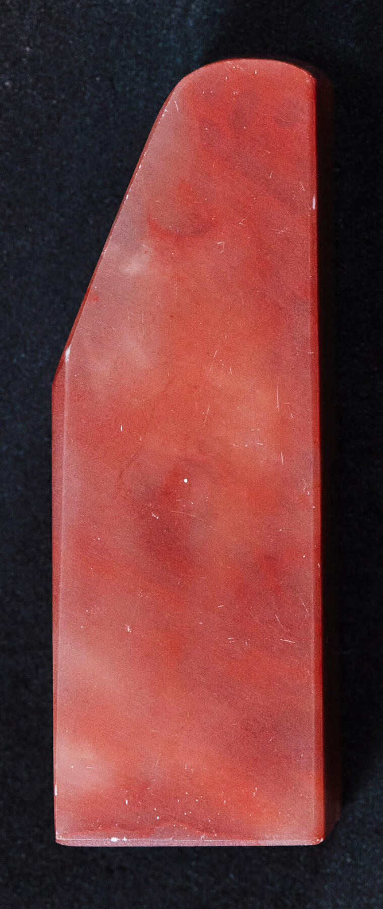 【俄甄集藏】2026年(046)01-07 星期三 晚 19:30 全场包邮 精美老挝石方料印章（产地老挝），高：53mm，底座：19mm×19mm，重量：43.13克，质地温润如玉，颜色明丽