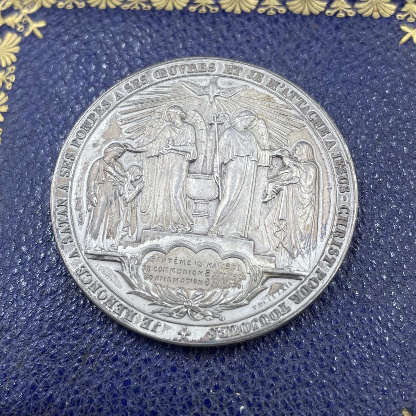 「木头集藏」“冬至雅藏”——章牌精品专场！ 1901年法国基督教洗礼、坚振与圣餐仪式纪念原盒银章，直径：36.8 mm，21.2 g，边铭：丰饶角 ARGENT，品相很不错，烫金原盒正常使用，同款收藏佳品！正面法语：吃我肉、喝我血的人将拥有永生，在末日我要使他复活），出自《约翰福音》，是圣体圣事的核心经文，背面法语：我弃绝撒旦及其诡计与作为，并永远依附于耶稣基督。