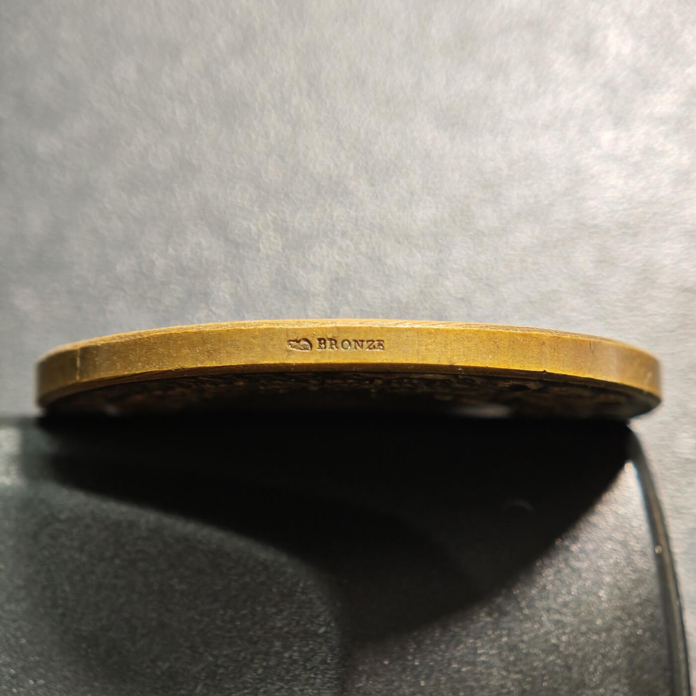 【德藏】世界币章拍卖第158期（拍品征集中~欢迎藏友联系） 1907年 法国初级教育协会纪念铜章，1815年版本，正面是三个坐着的小孩子正在书写板上做记录，站着天使指着墙上挂着的三块中间的牌子正在教导他们；背面是月桂和橡木枝组成的花环和铭文 直径约：41.2mm；重约：37.6g