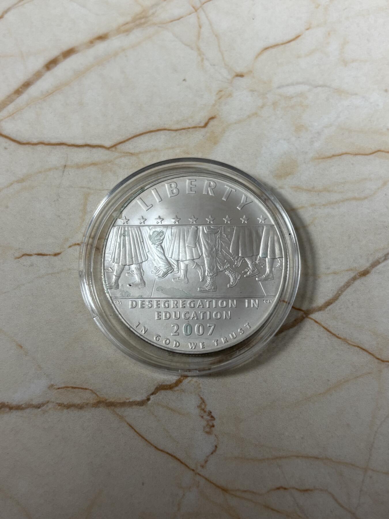 第185期拍卖 克劳斯获奖币美国2007小石城事件50周年磨砂银币，26.72克，900银，银价360元