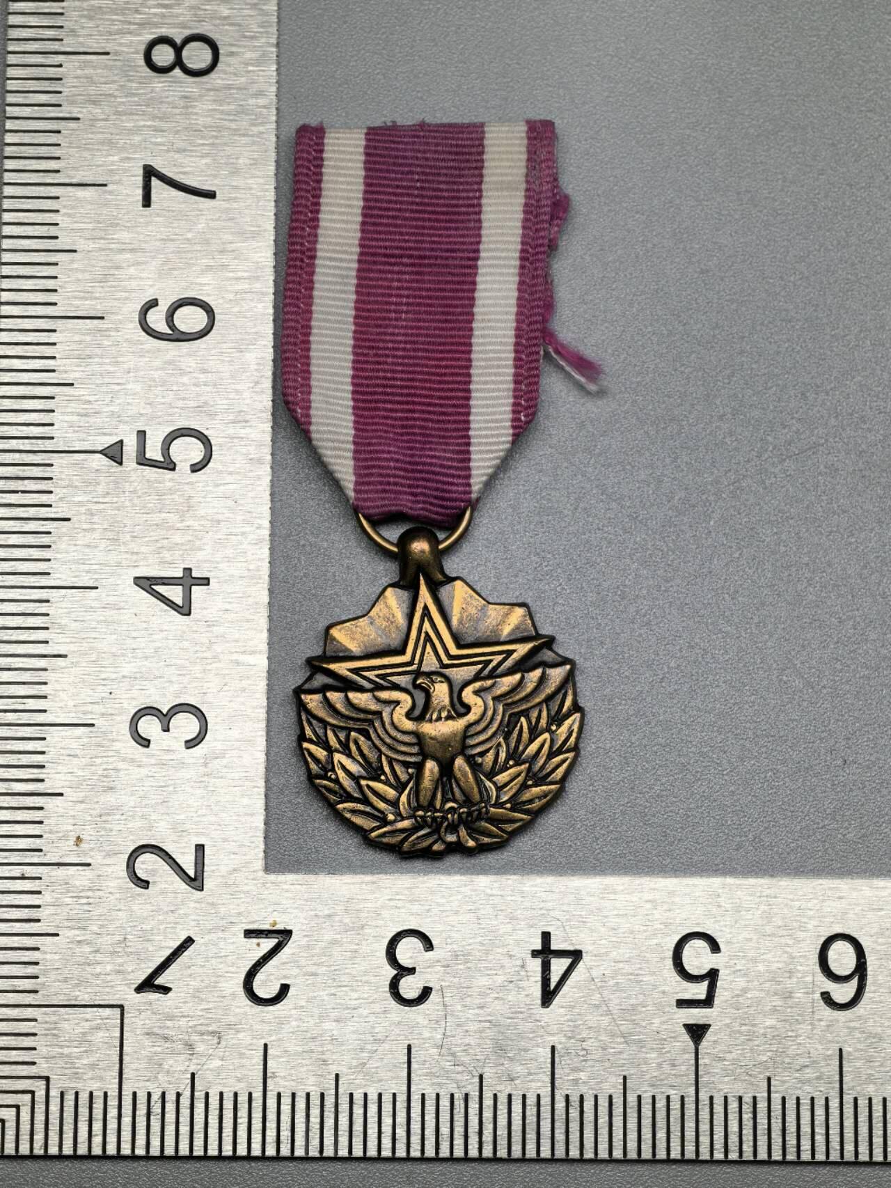 小驴勋章奖章收藏12月20日周六晚六点拍卖（珍爱和平，收藏战争，铭记历史，勿忘国耻，忠党爱国。有偿代拍，送拍规则在简介最后，参拍须阅读规则后再参拍，关系到运费包装发货时效真假辨别等关键信息，拍卖时不再发原图，看大图店主微信码在拍卖店铺介绍里）