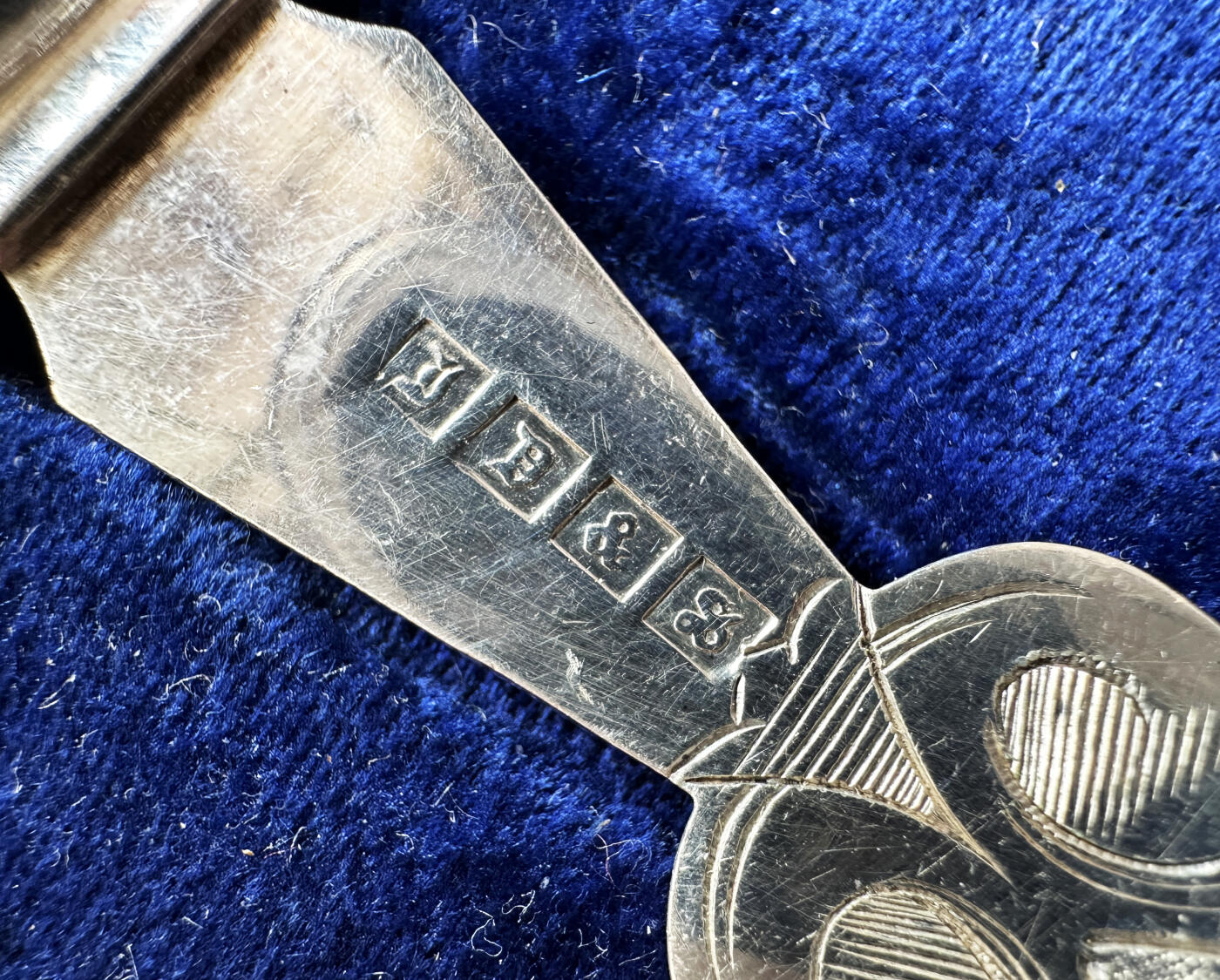 【俄甄集藏】2026年(046)01-07 星期三 晚 19:30 全场包邮 英国19世纪维多利亚时期白色珍贵材料镶嵌刻花古董纪念大型甜点餐刀、餐叉两支一套，原盒，刀长：355mm，宽：60mm；叉长：255mm，宽：50mm，总重量：309.1克