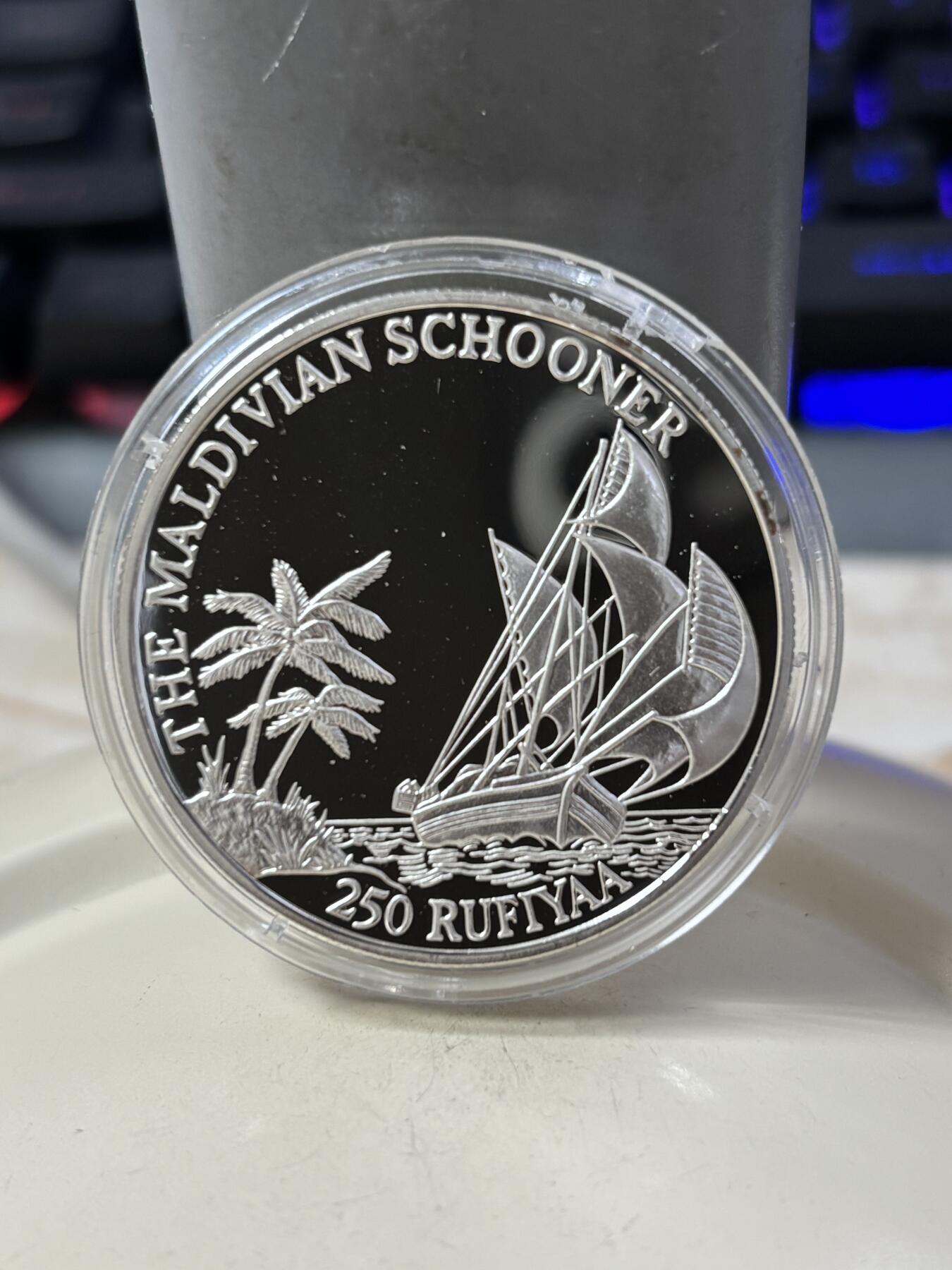 第185期拍卖 马尔代夫1990年马尔代夫帆船31.47克纪念银币，925银，银价436元