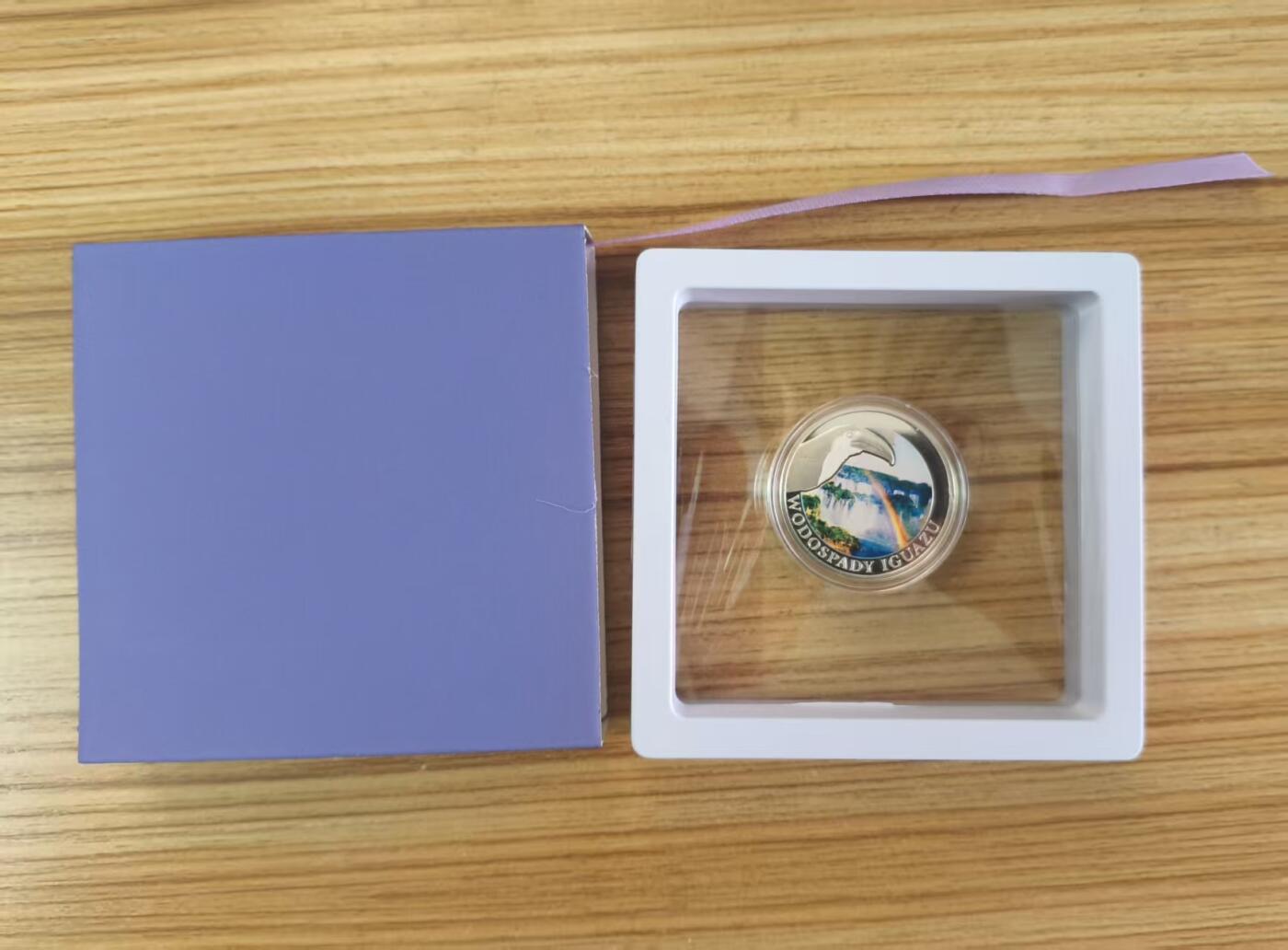 第185期拍卖 波兰造币厂2013年，自然奇观系列-伊瓜苏大瀑布(世界公认最美丽的瀑布)，波兰造币厂自然奇观系列彩色精制无面值银币. 带盒无证书. 10克,直径32mm,漂亮少见品.实物超级精美漂亮. 国外售价96美元