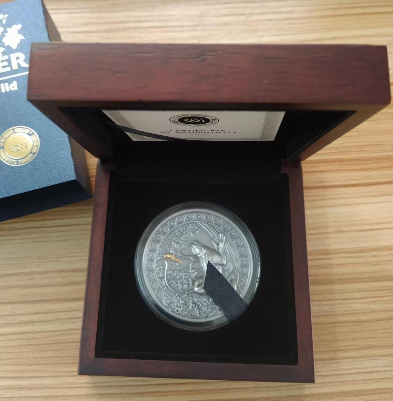 第185期拍卖 【龙头币】加纳2022，狂野杀手(1)-黑豹猎鸟，50克加大(直径达50mm)超高浮雕,仿古镀金银币. 盒证全. 龙头币 (狂野系列第一枚)，该系列即将发行第三枚. 实物图案超漂亮、立体. 新热门，国外售价348美元