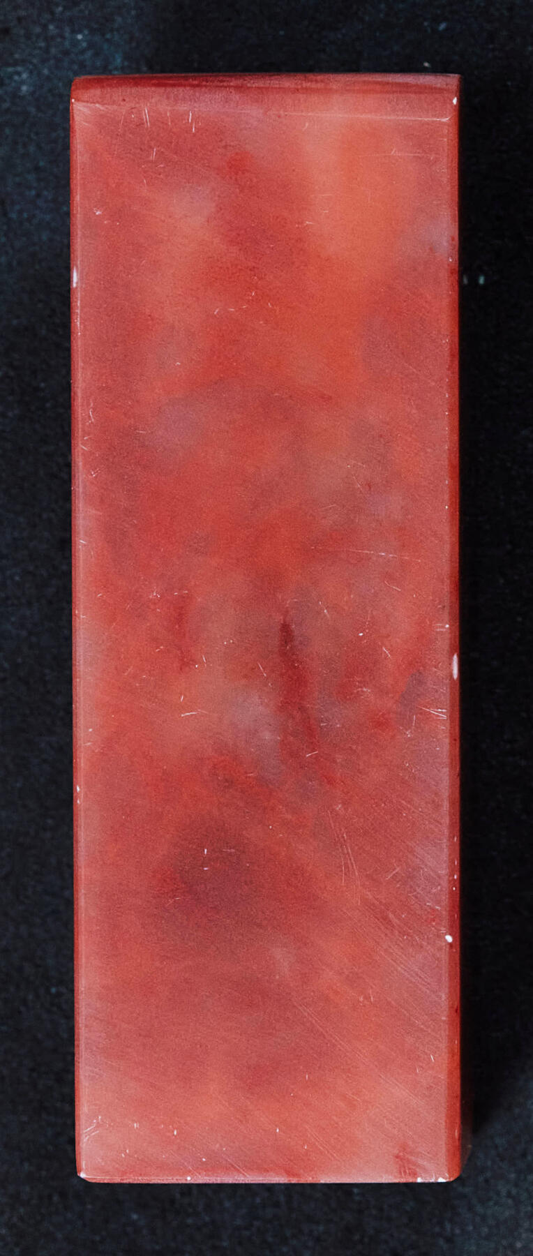 【俄甄集藏】2026年(046)01-07 星期三 晚 19:30 全场包邮 精美老挝石方料印章（产地老挝），高：53mm，底座：19mm×19mm，重量：43.13克，质地温润如玉，颜色明丽