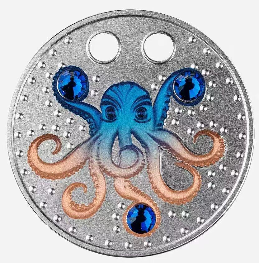 第185期拍卖 喀麦隆2022年，“章鱼”-美丽护身符. 镶嵌3枚大颗粒“卡普里蓝”宝石、项链吊坠、彩金色彩色，珠宝级精制银币. 盒证全. 超高颜值，美好时尚寓意. 国外售价145美元
