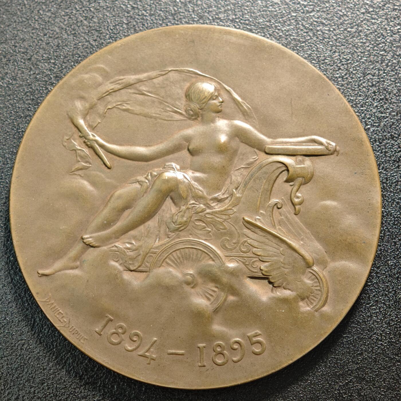 【德藏】世界币章拍卖第158期（拍品征集中~欢迎藏友联系） 1894-1895年 法国汽车俱乐部与里昂自行车爱好者协会联合发行新艺术风格纪念铜章 丰饶角边铭 由法国著名铸章师丹尼尔·迪普雷（Daniel Dupuis）设计，是19世纪末法国交通与体育社团纪念章的经典作品 直径约：68.4mm；重约：140.8g