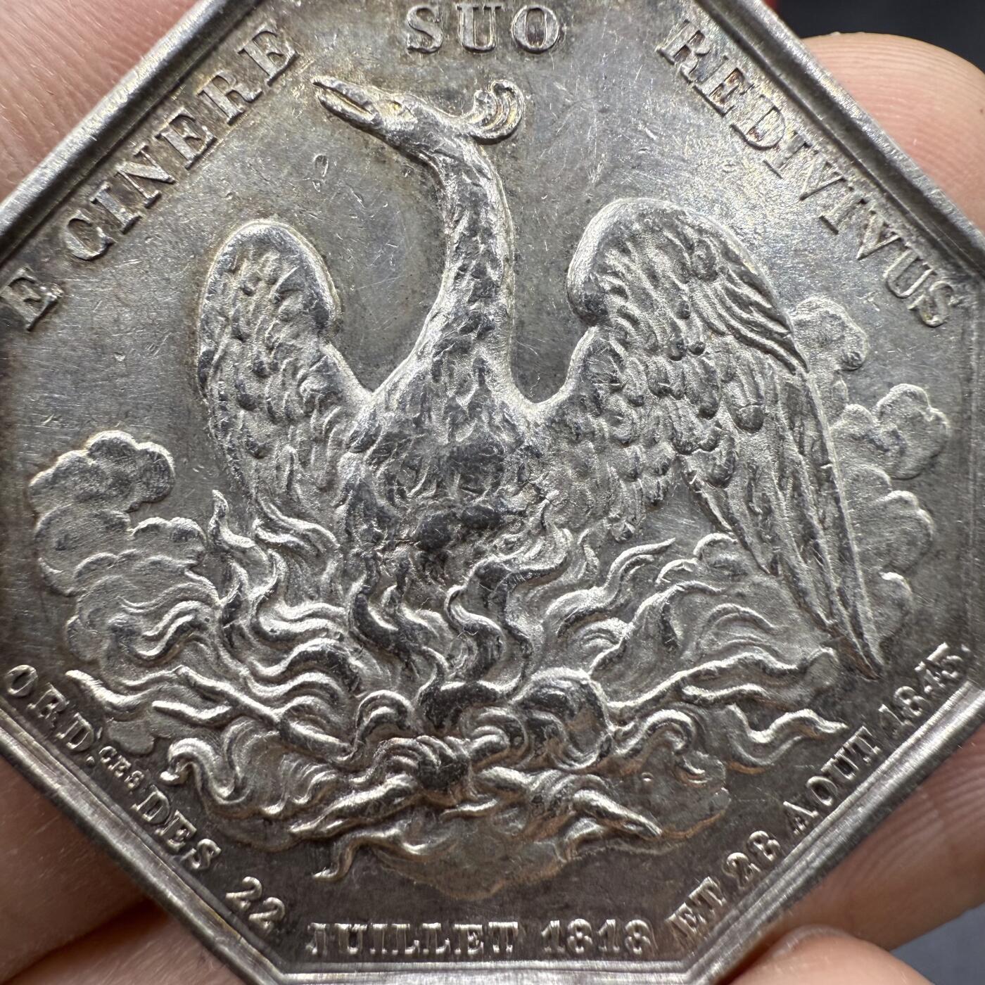 「木头集藏」“冬至雅藏”——章牌精品专场！ 法国火灾互助保险八角银章，直径：34.6 mm，16.3g，边铭：手指 ARGENT，章面主体是浴火重生的不死鸟浮雕，环绕拉丁文“EX CINERE SUO REDIVIVUS”（从自身灰烬中重生），品相还不错。