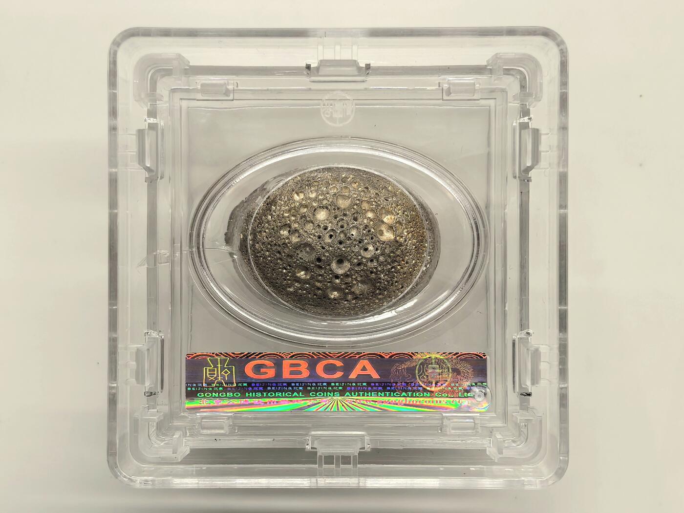 博洋堂世界钱币拍卖第153期（全场包邮） 公博总部严评MS62+，清代贵州二两银锭，重72.6克。贵州地区窖藏，完全未流通品相，锭形规整，通面细丝纹，成色极佳。宝面原光满溢，银色洁白润泽。底部蜂窝晶莹亮丽，气孔圆润饱满，金珠挂底。不可多得的收藏佳品。