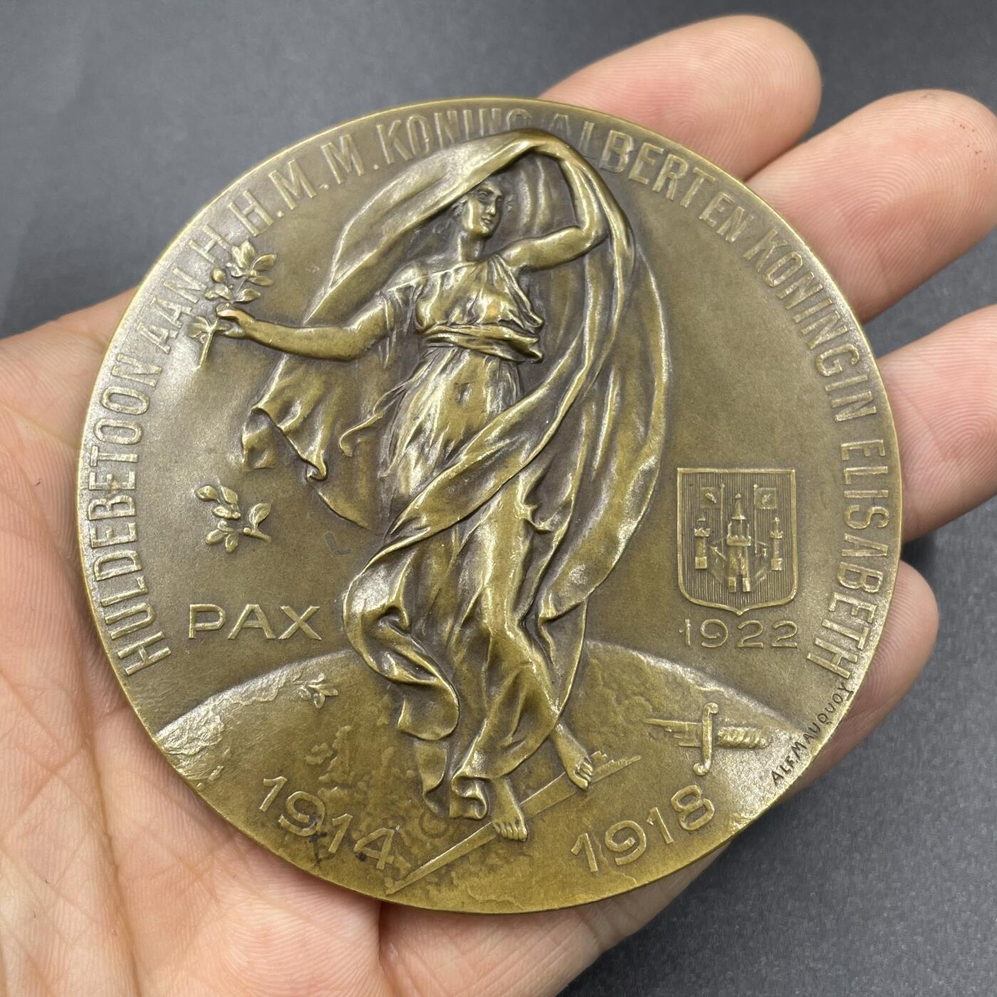 「木头集藏」“冬至雅藏”——章牌精品专场！ 1922年比利时国王阿尔贝一世纪念一战胜利大铜章，直径：69.7 mm，102 g，少见大铜章，品相不错。